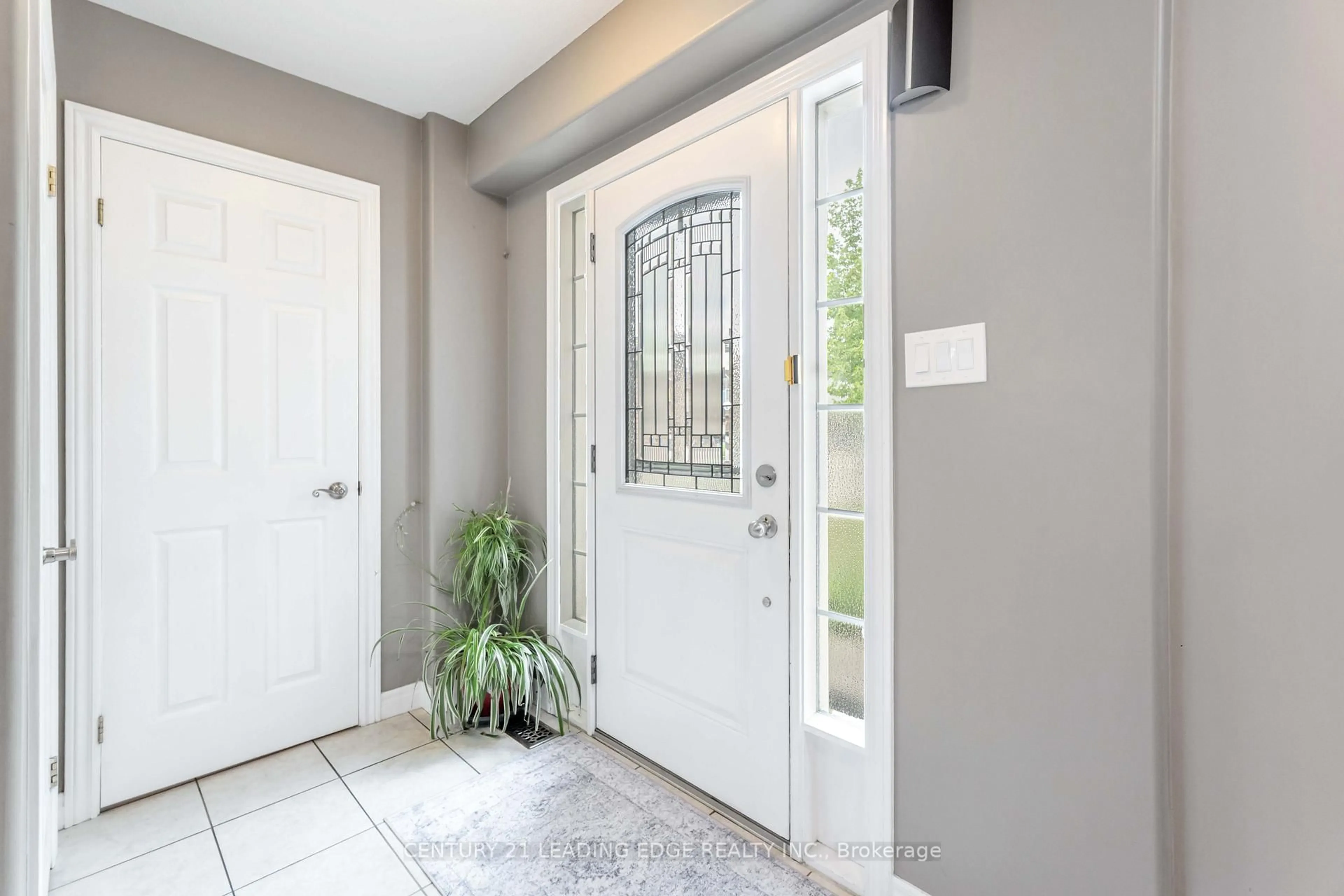 Indoor entryway for 117 Thoroughbred Blvd, Hamilton Ontario L9K 1N2