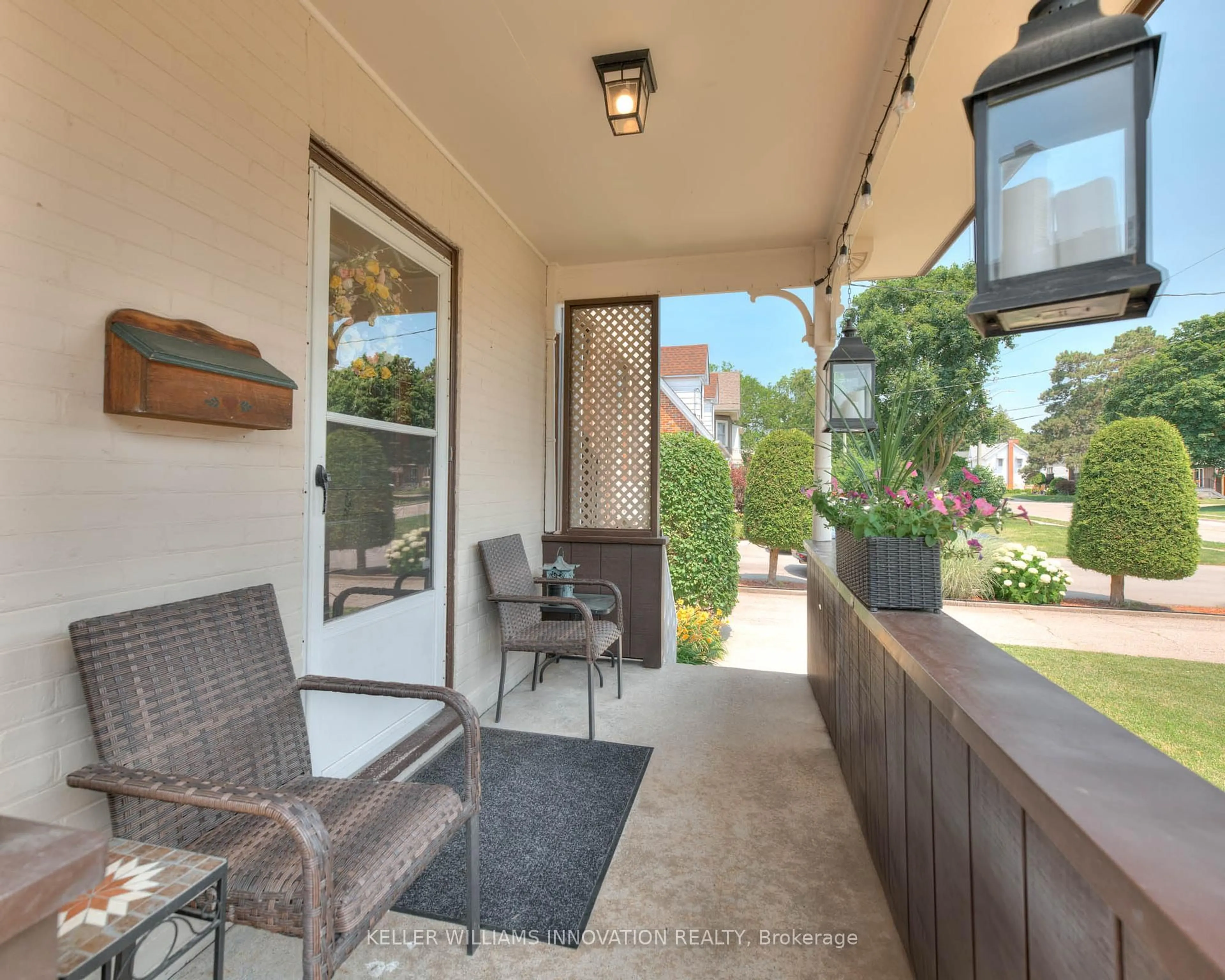 Patio, street for 566 Dolph St, Cambridge Ontario N3H 2B2