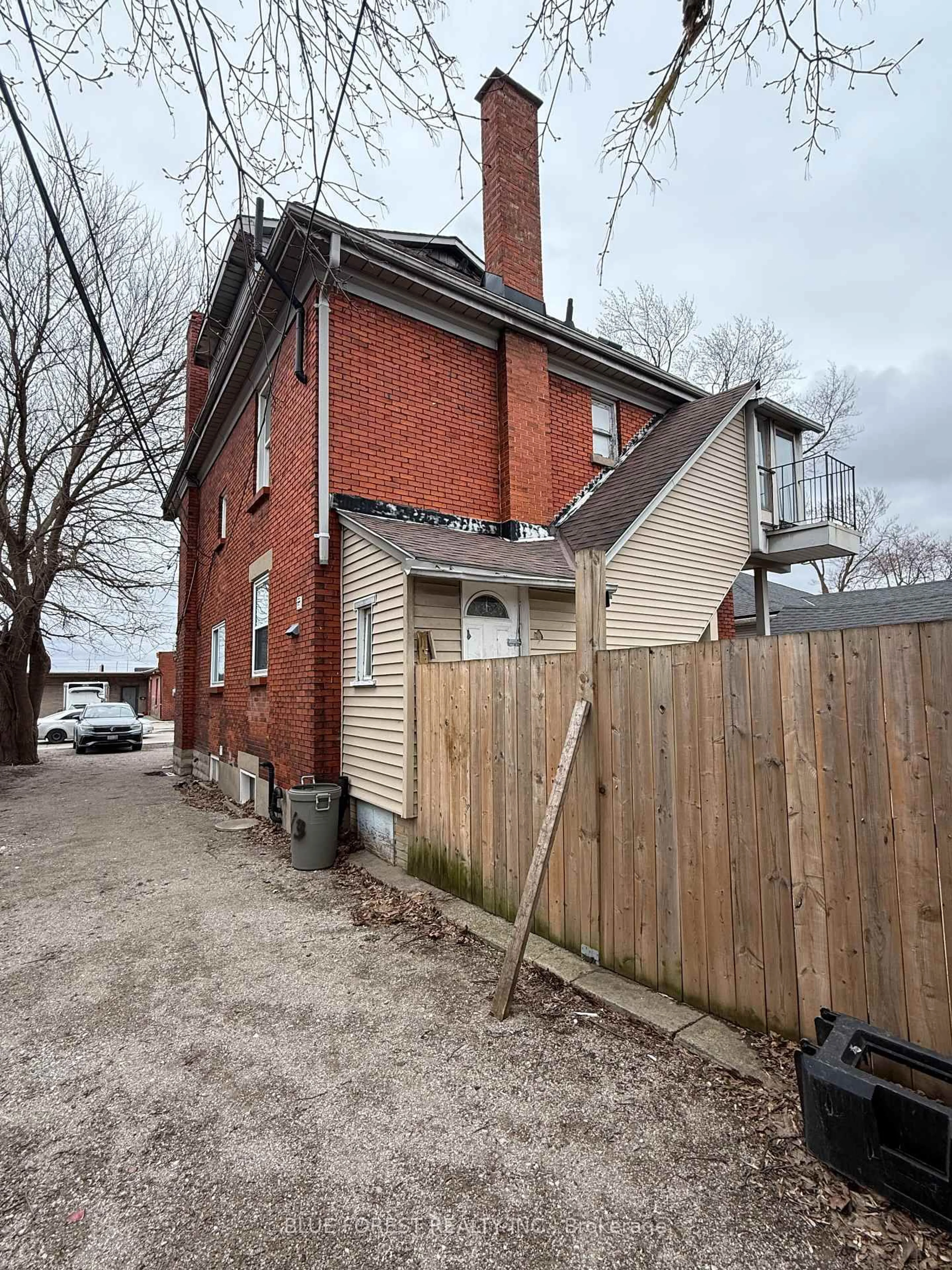 A pic from outside/outdoor area/front of a property/back of a property/a pic from drone, street for 275 William St, London East Ontario N6B 3C2