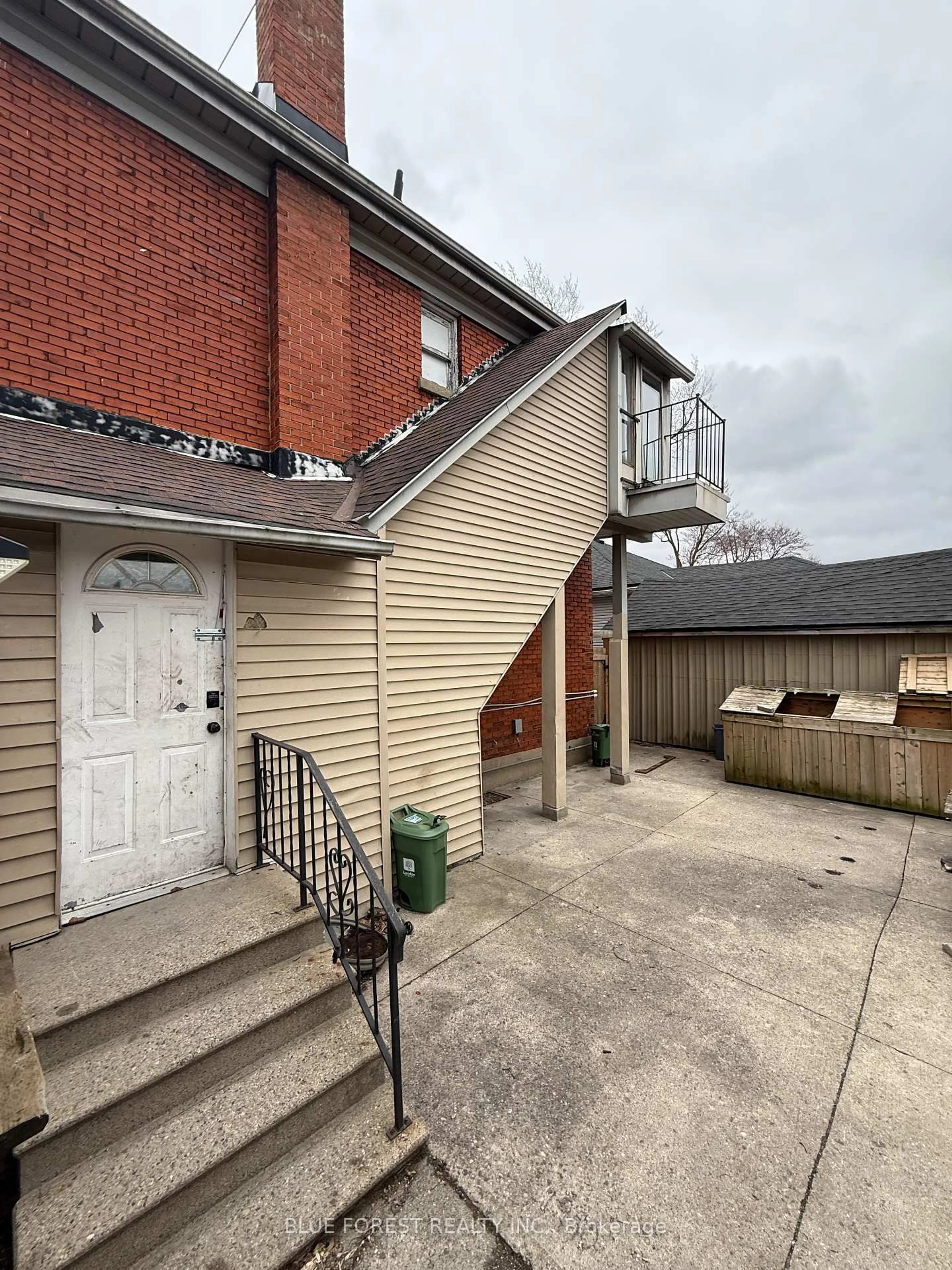 Unknown for 275 William St, London East Ontario N6B 3C2