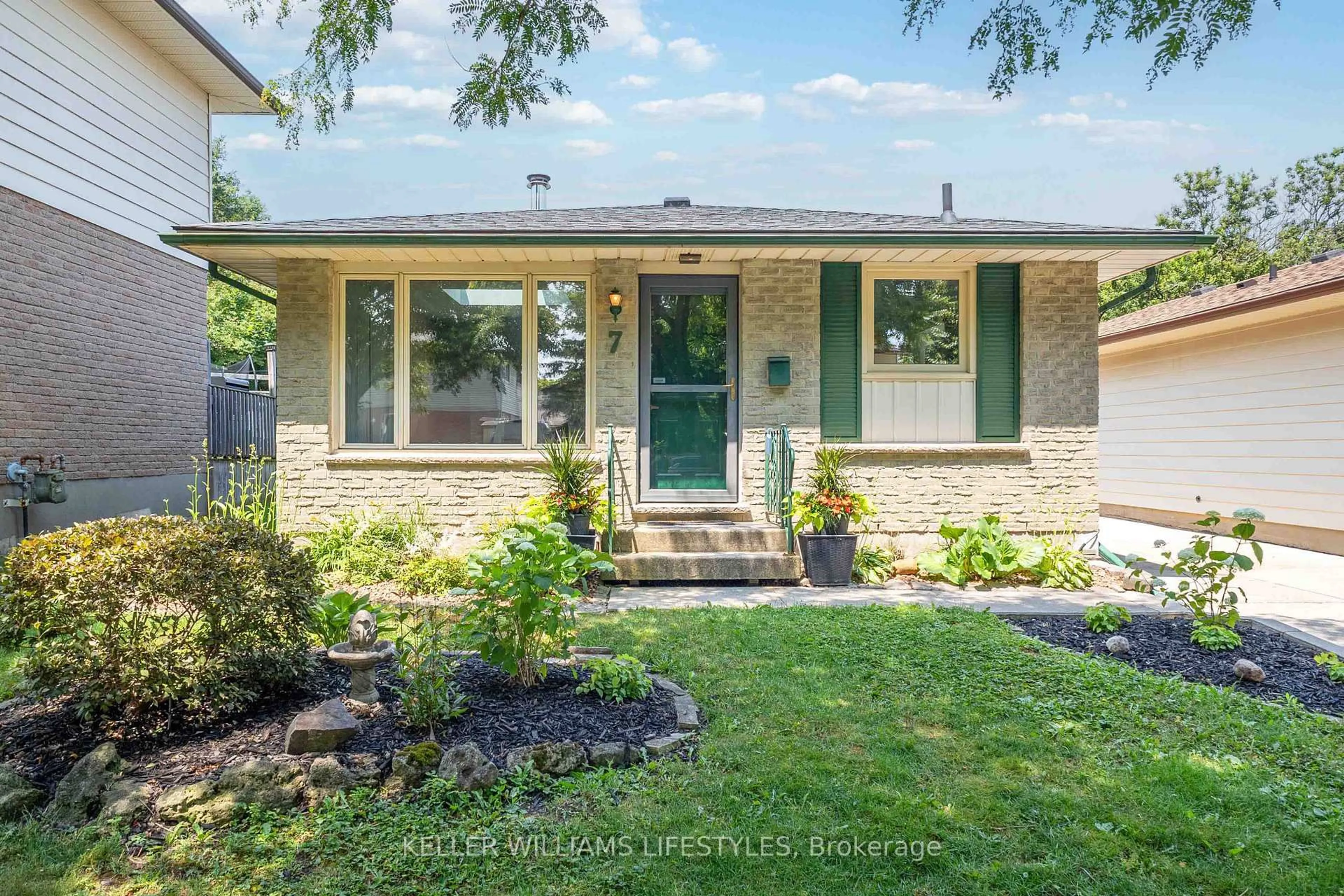 A pic from outside/outdoor area/front of a property/back of a property/a pic from drone, street for 7 Constable St, London North Ontario N6G 3N8