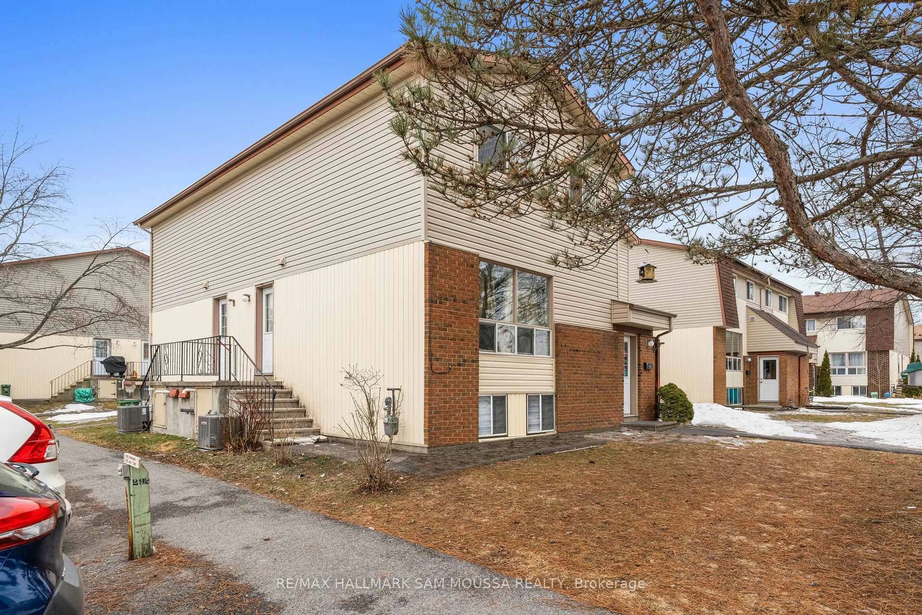 Home with brick exterior material, building for 41 Forester Cres #B, Ottawa Ontario K2H 8Y3