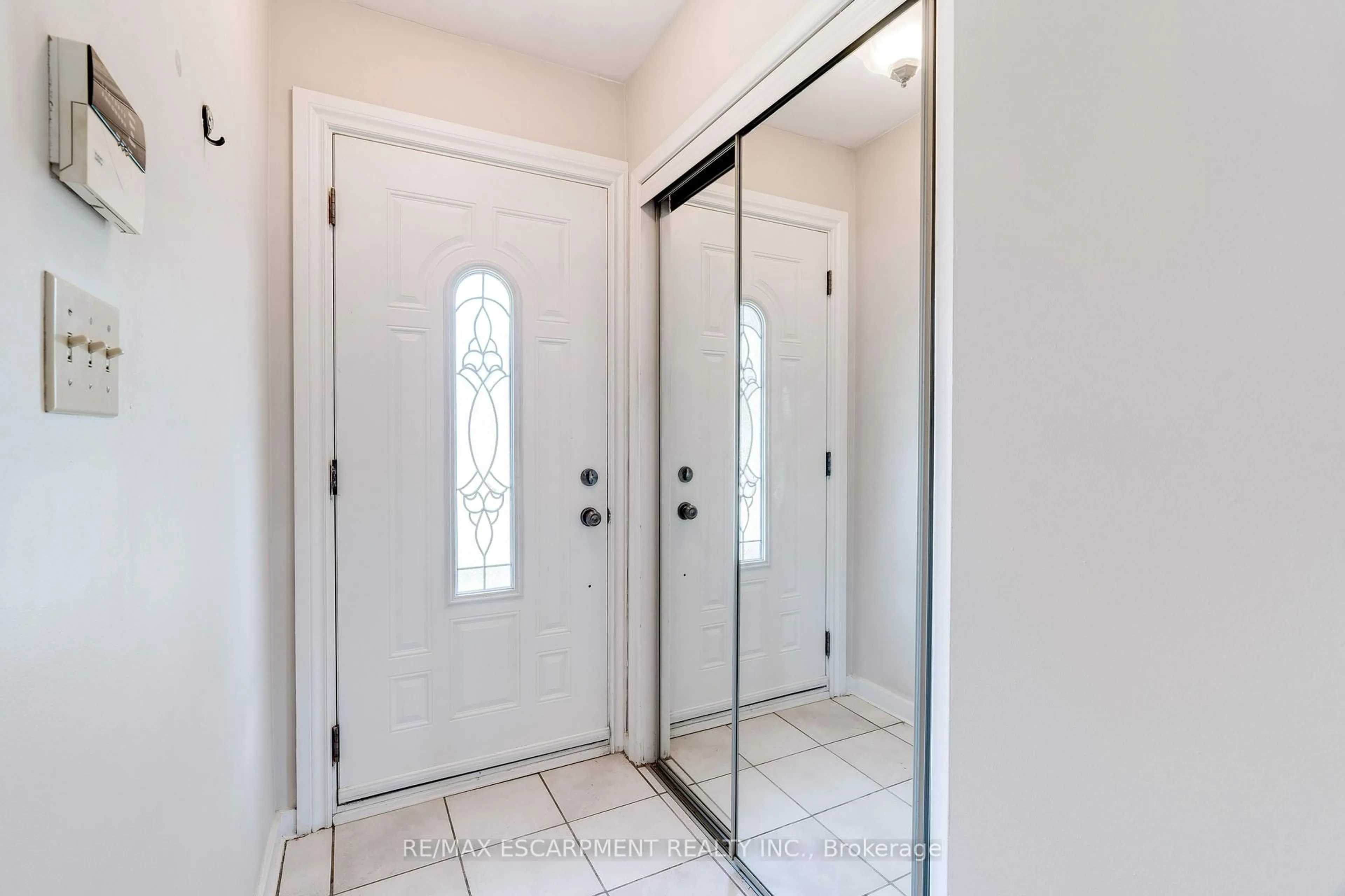 Indoor entryway for 224 Glenholme Ave, Hamilton Ontario L8E 5K1