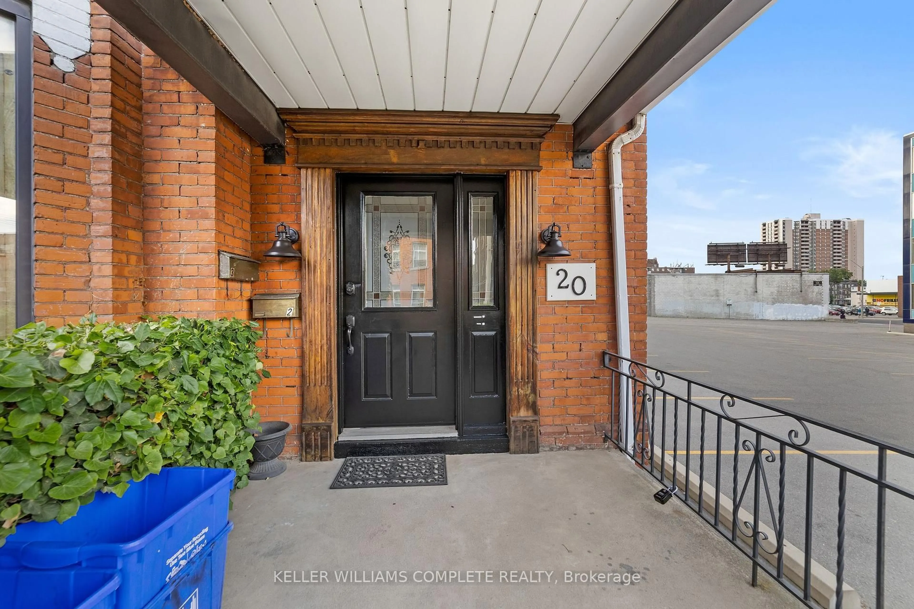 Indoor entryway for 20 Ontario Ave, Hamilton Ontario L8N 2X2