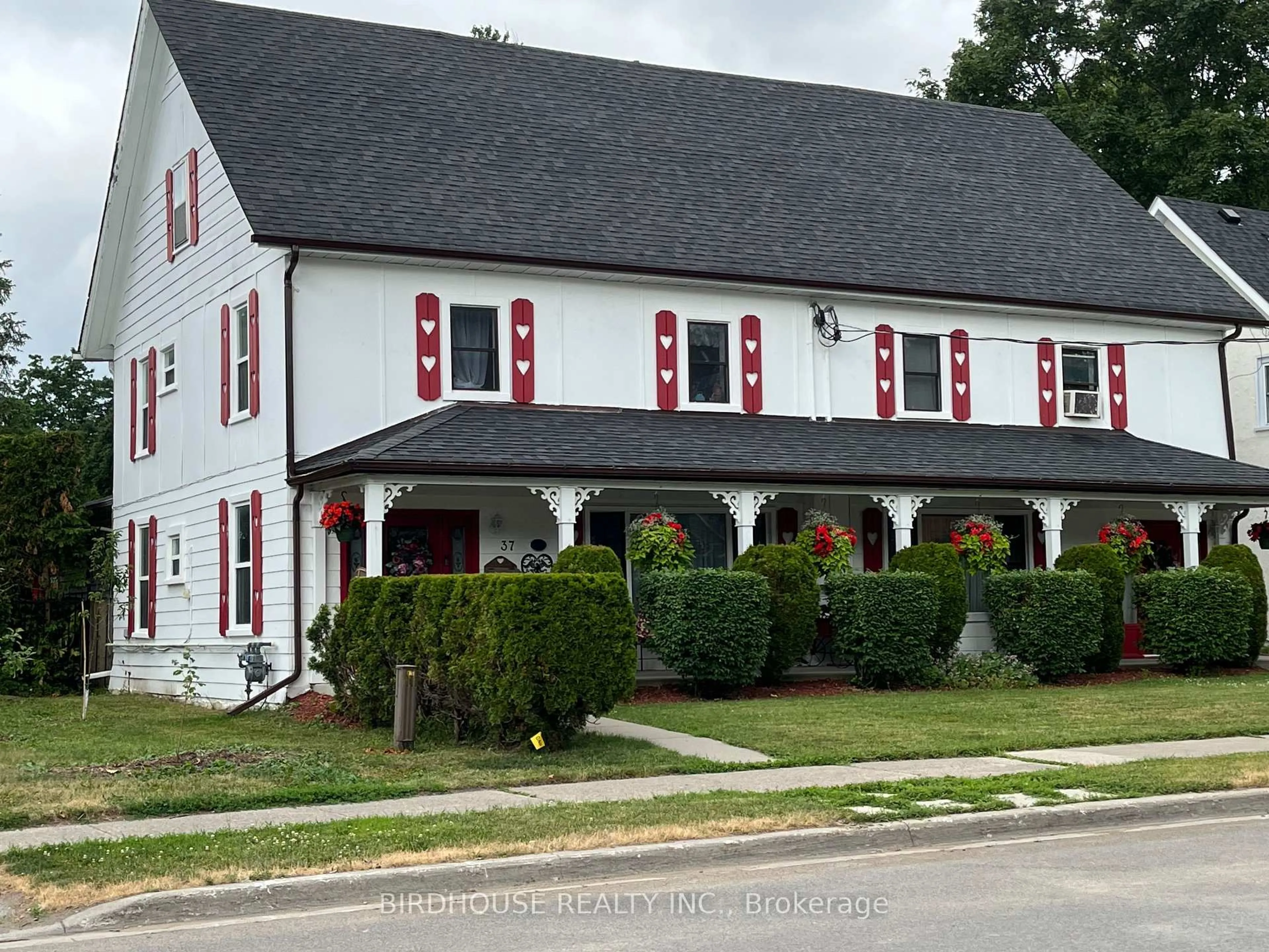 Home with vinyl exterior material, street for 37/39 Sussex St, Kawartha Lakes Ontario K9V 4H6
