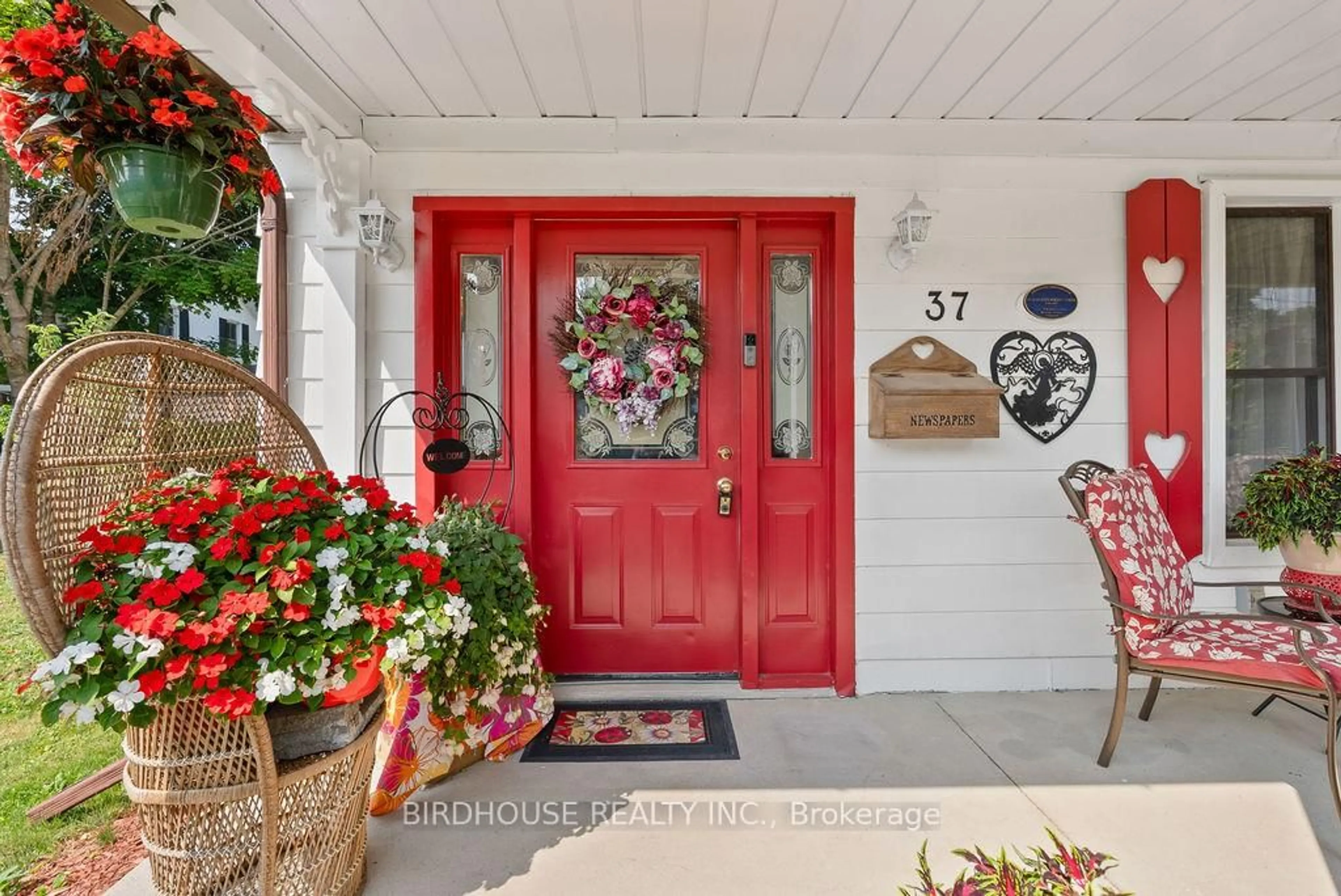 Indoor entryway for 37/39 Sussex St, Kawartha Lakes Ontario K9V 4H6