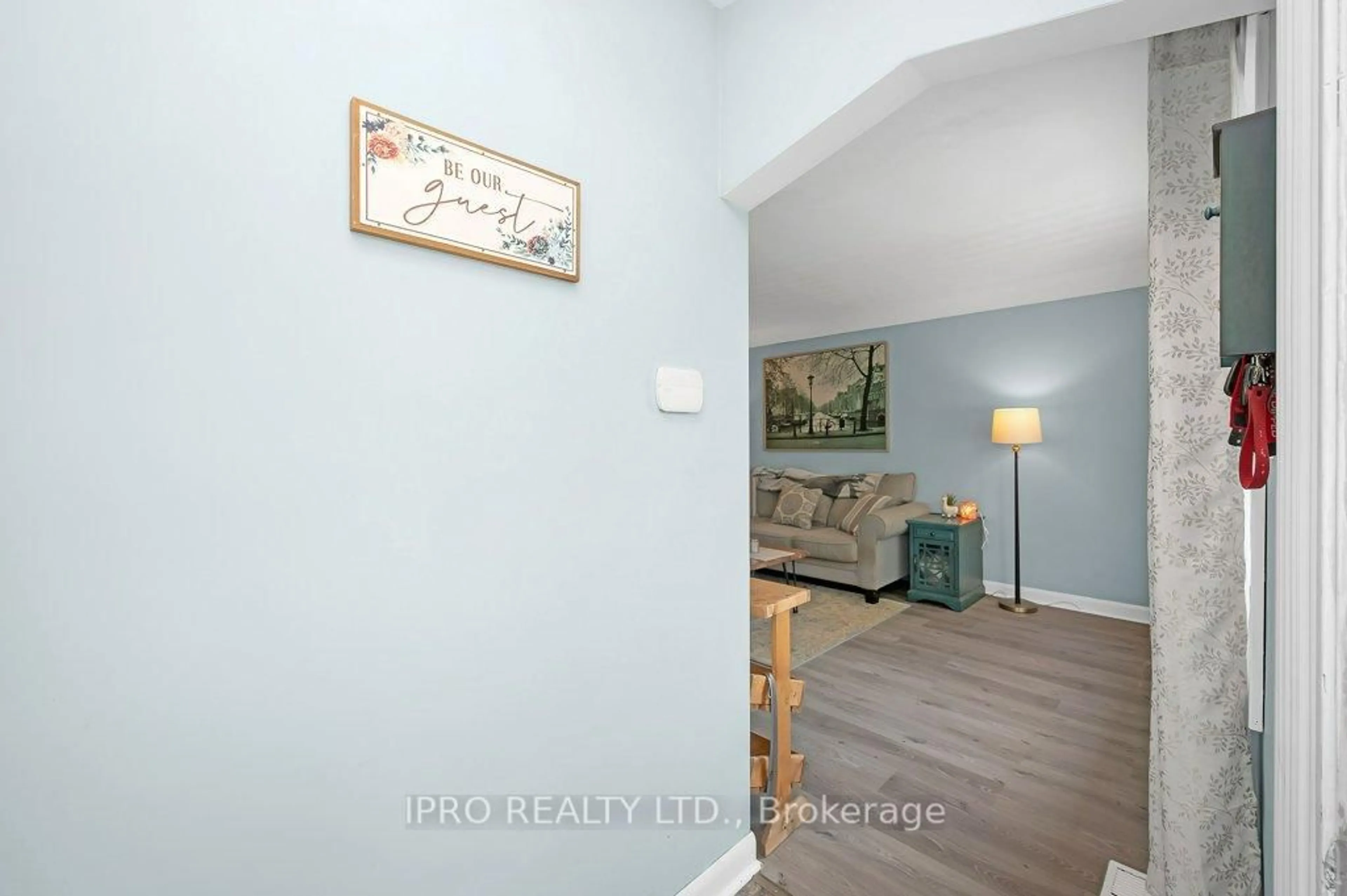 Indoor entryway for 103 McElroy Rd, Hamilton Ontario L9A 1Y7