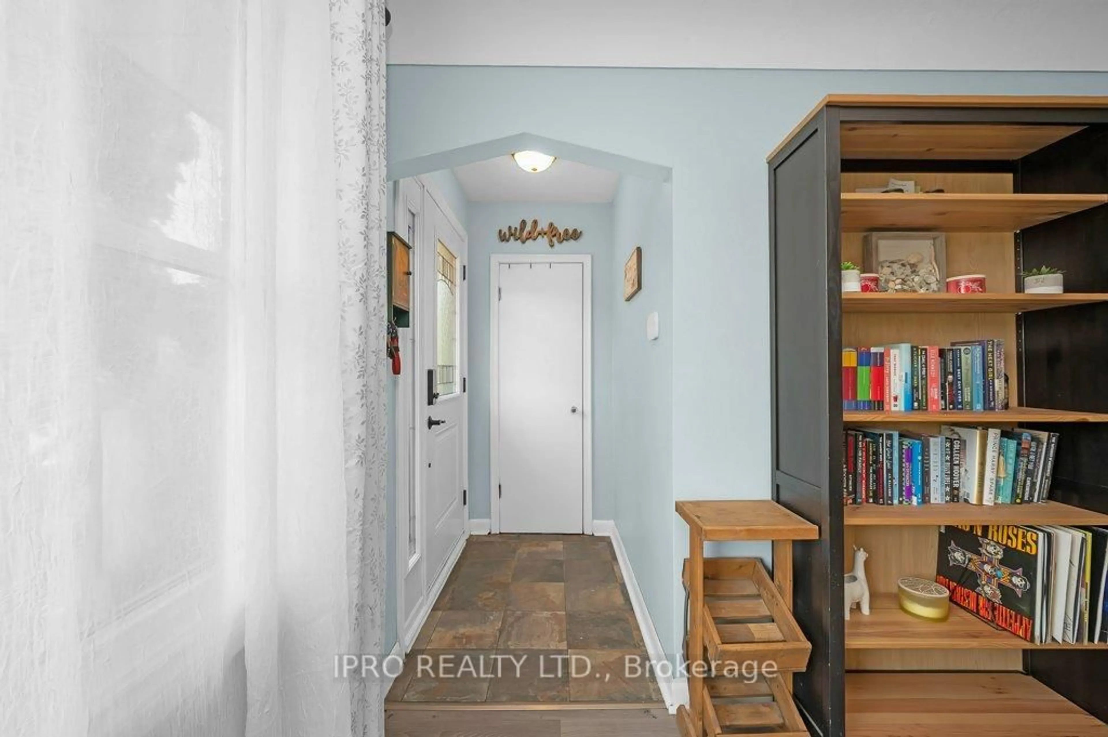 Indoor entryway for 103 McElroy Rd, Hamilton Ontario L9A 1Y7