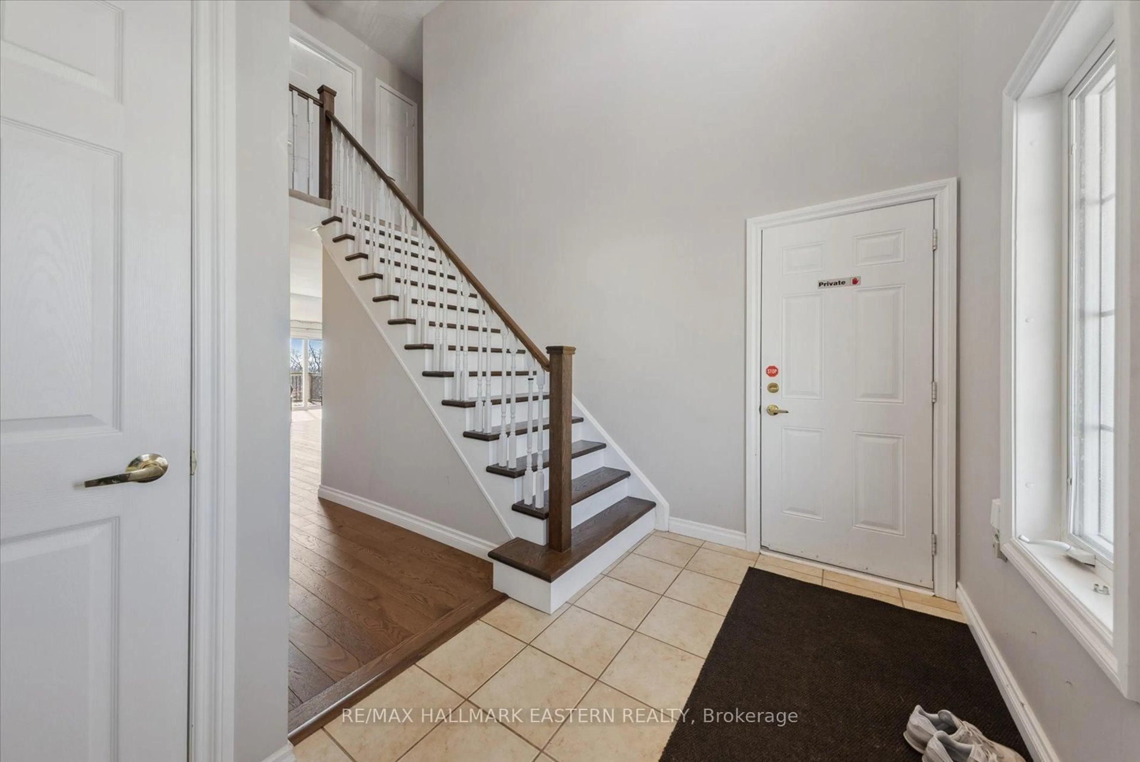 Indoor entryway for 257 Tobin Crt, Peterborough North Ontario K9H 7S7