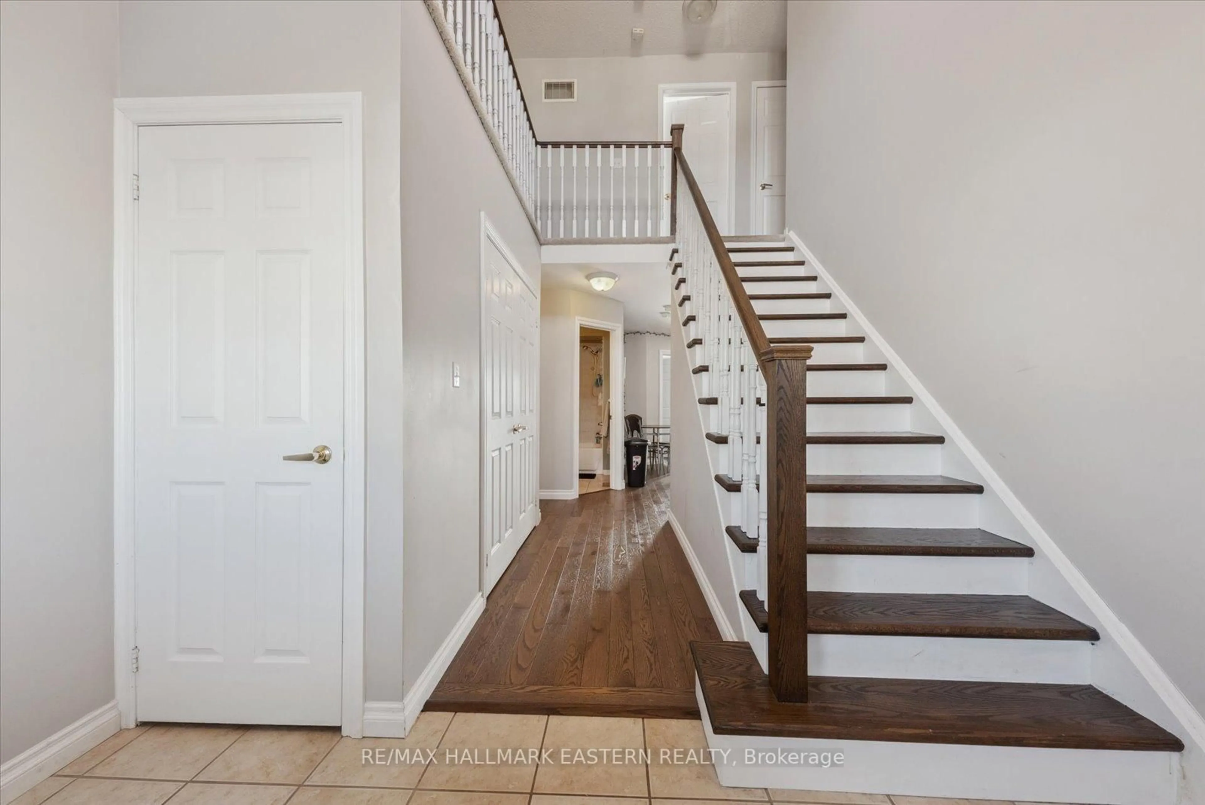 Indoor entryway for 257 Tobin Crt, Peterborough North Ontario K9H 7S7
