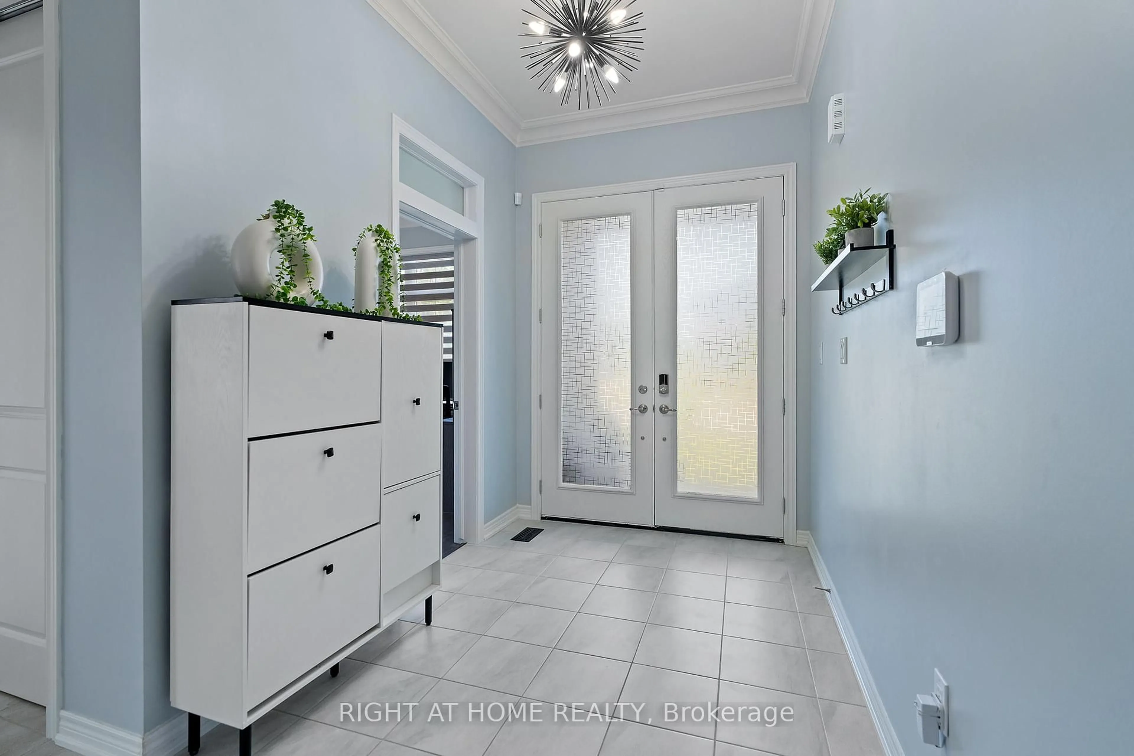 Indoor entryway for 3650 Allen Tr, Fort Erie Ontario L0S 1N0
