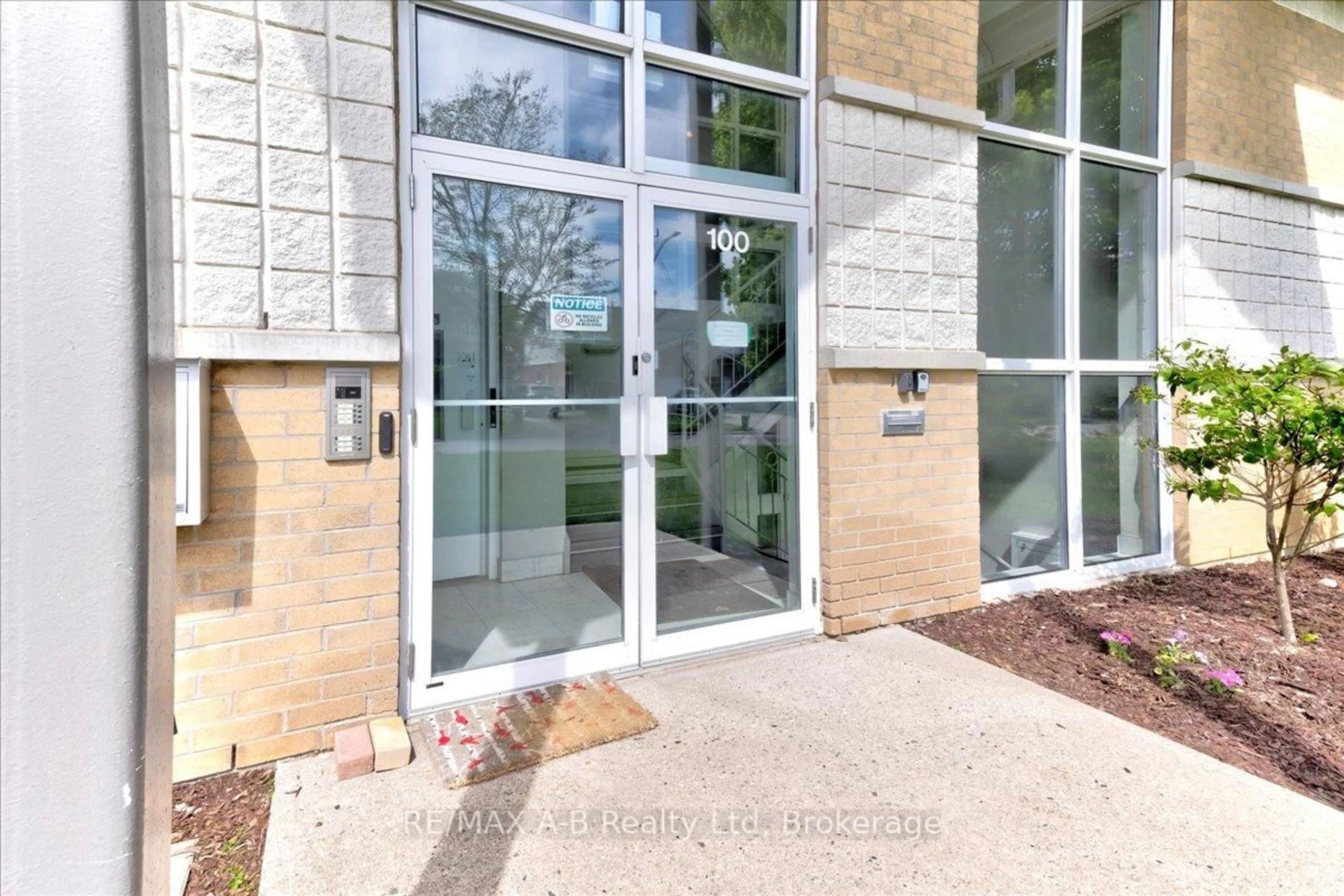 Indoor foyer for 100 GORDON St #204, Stratford Ontario N5A 7T8