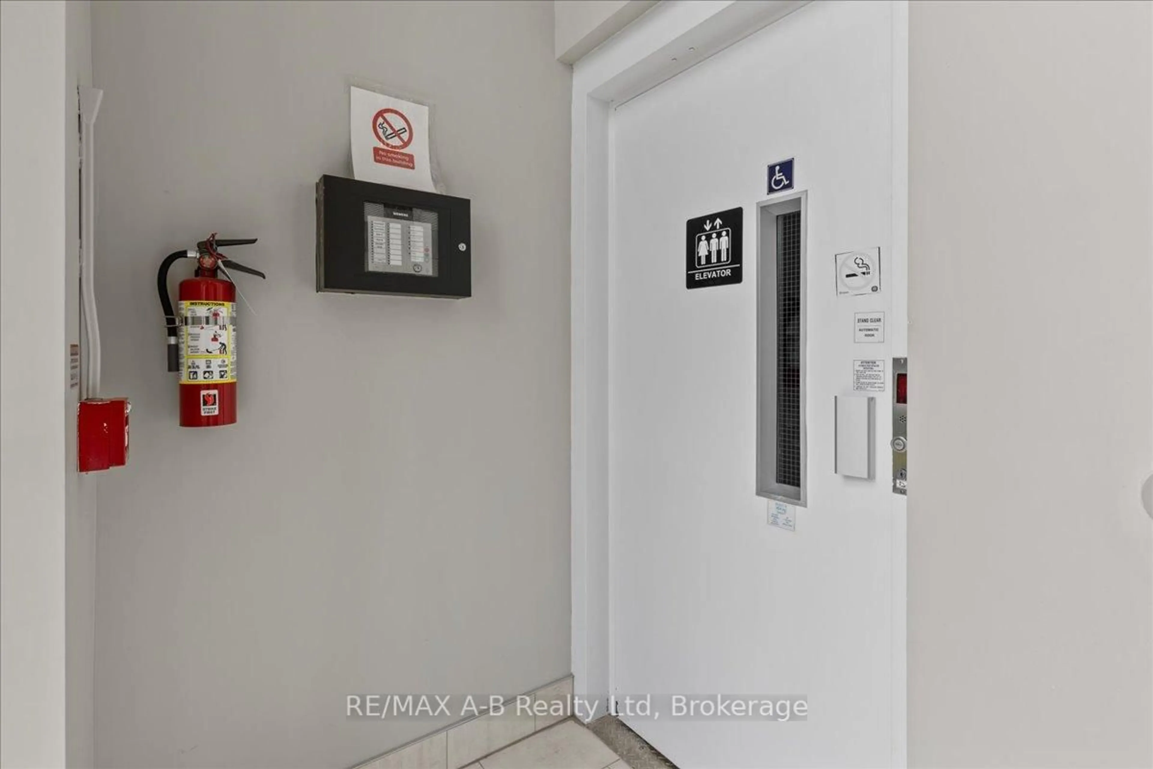 Indoor foyer for 100 GORDON St #204, Stratford Ontario N5A 7T8