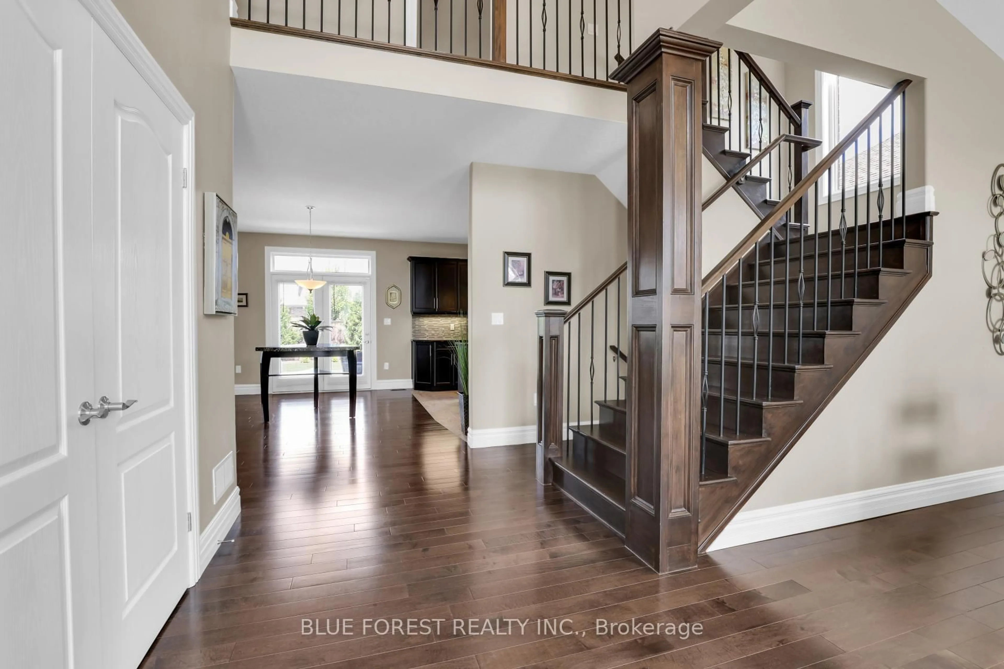 Indoor foyer for 972 Gleneagle Tr, London North Ontario N6G 0K7
