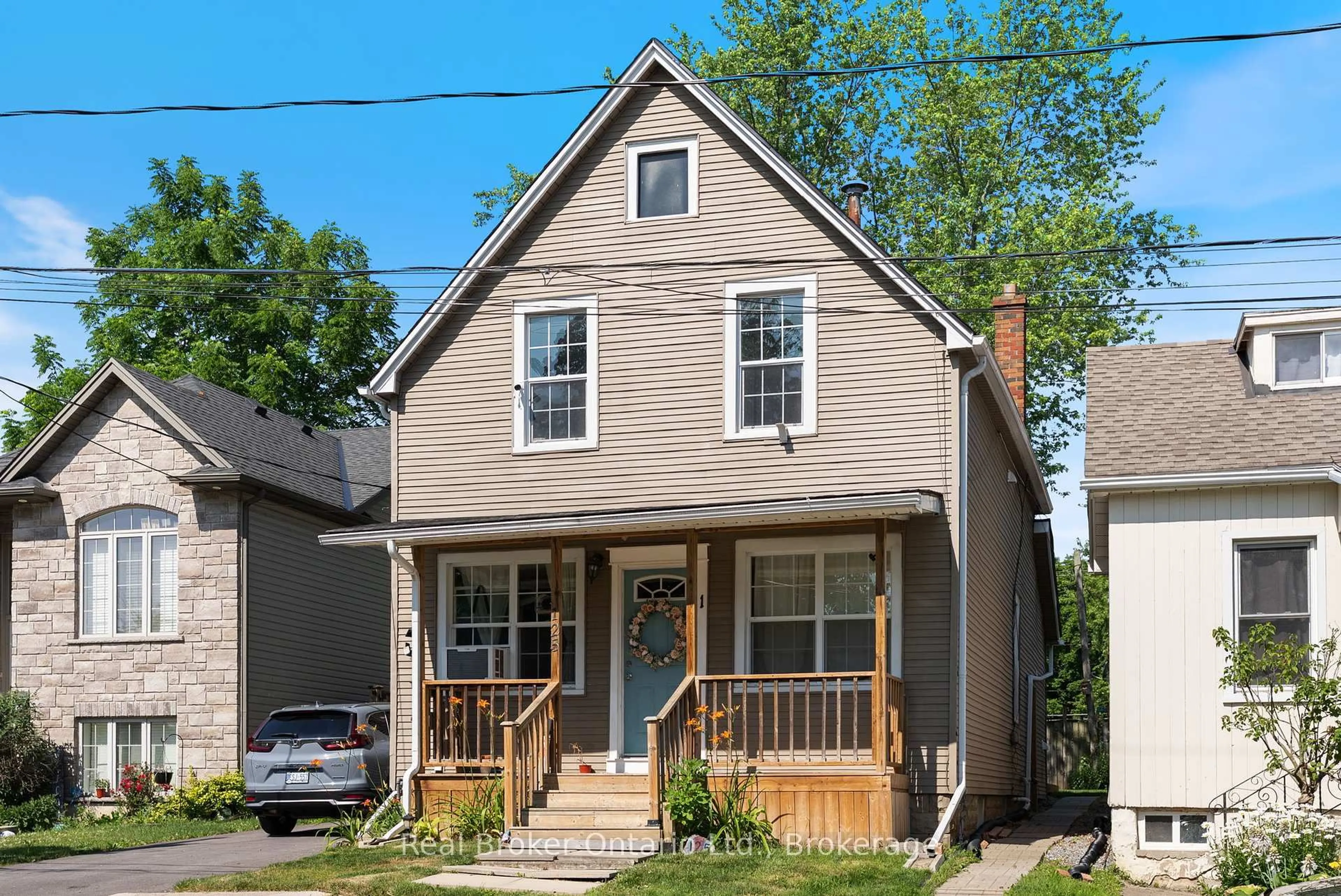 Home with vinyl exterior material, street for 125 Peel St, Thorold Ontario L2V 1B2