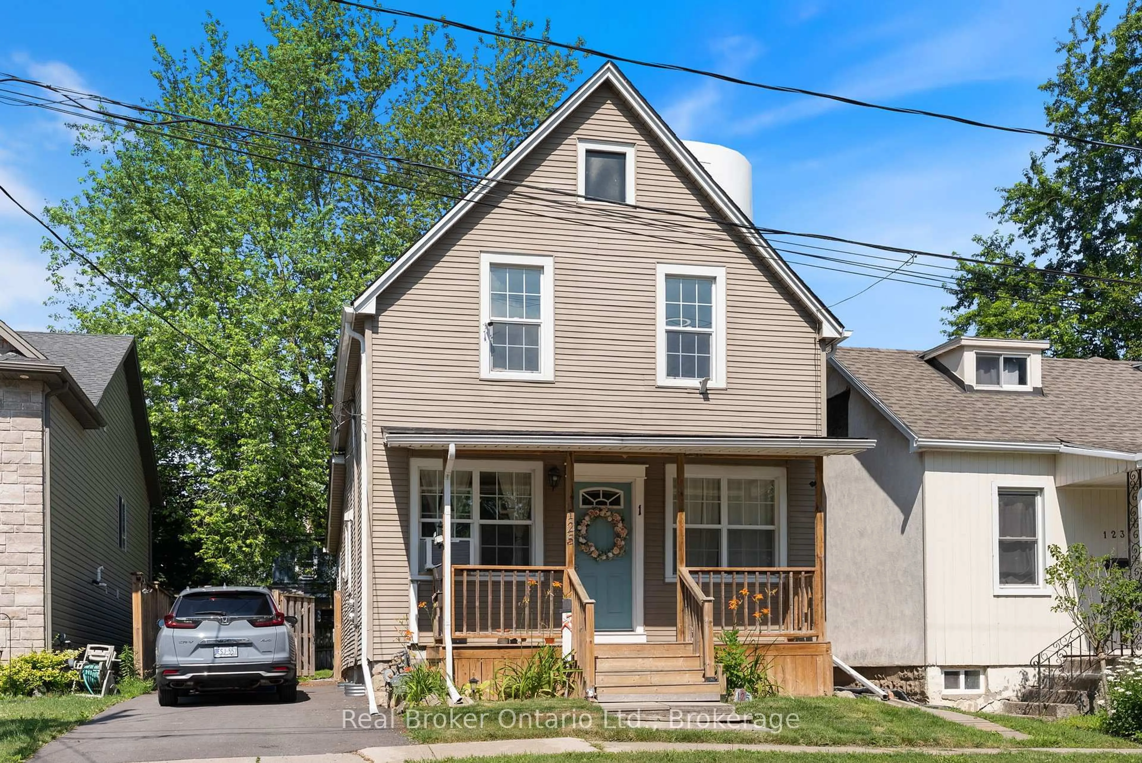 Home with vinyl exterior material, street for 125 Peel St, Thorold Ontario L2V 1B2