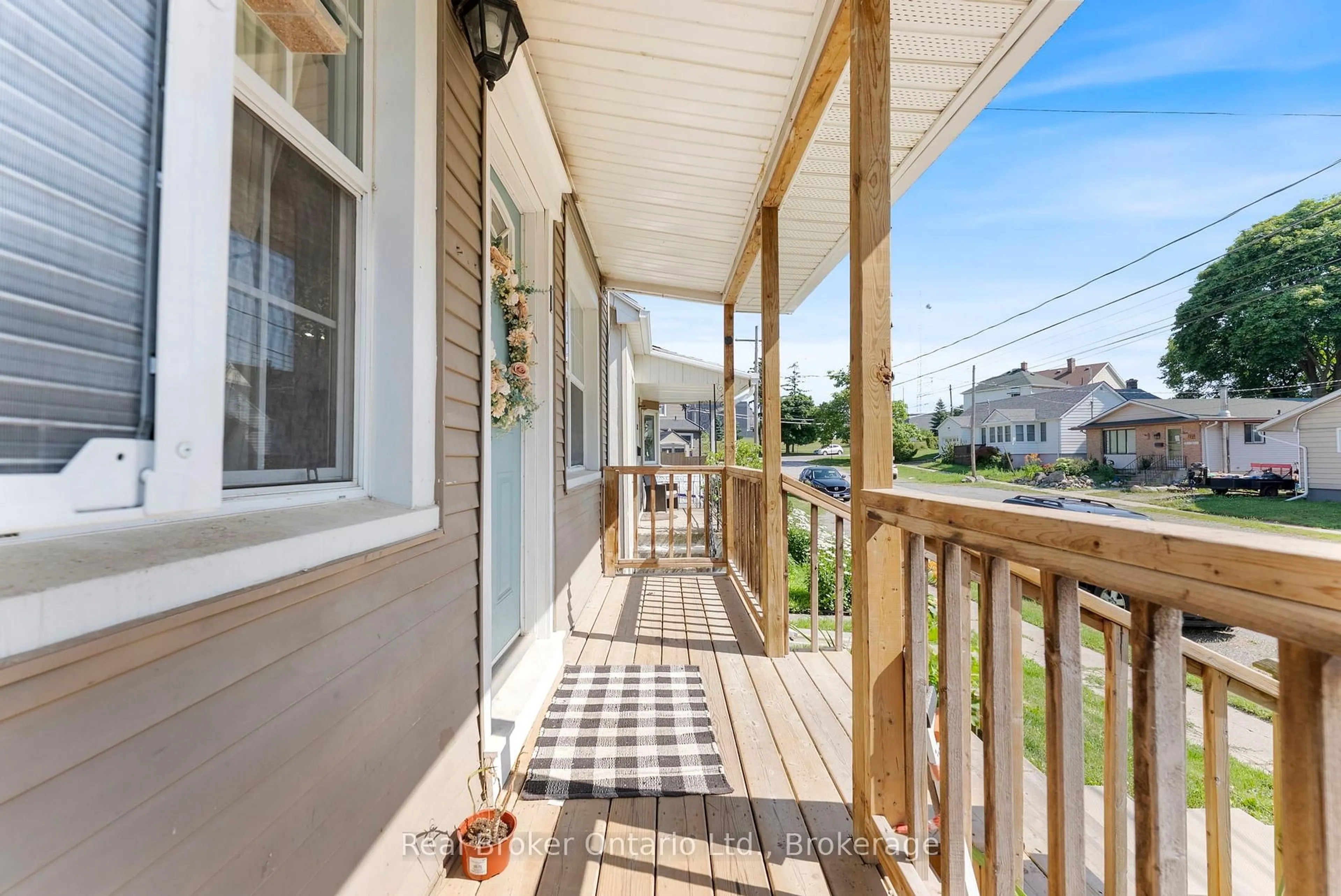 Patio, street for 125 Peel St, Thorold Ontario L2V 1B2