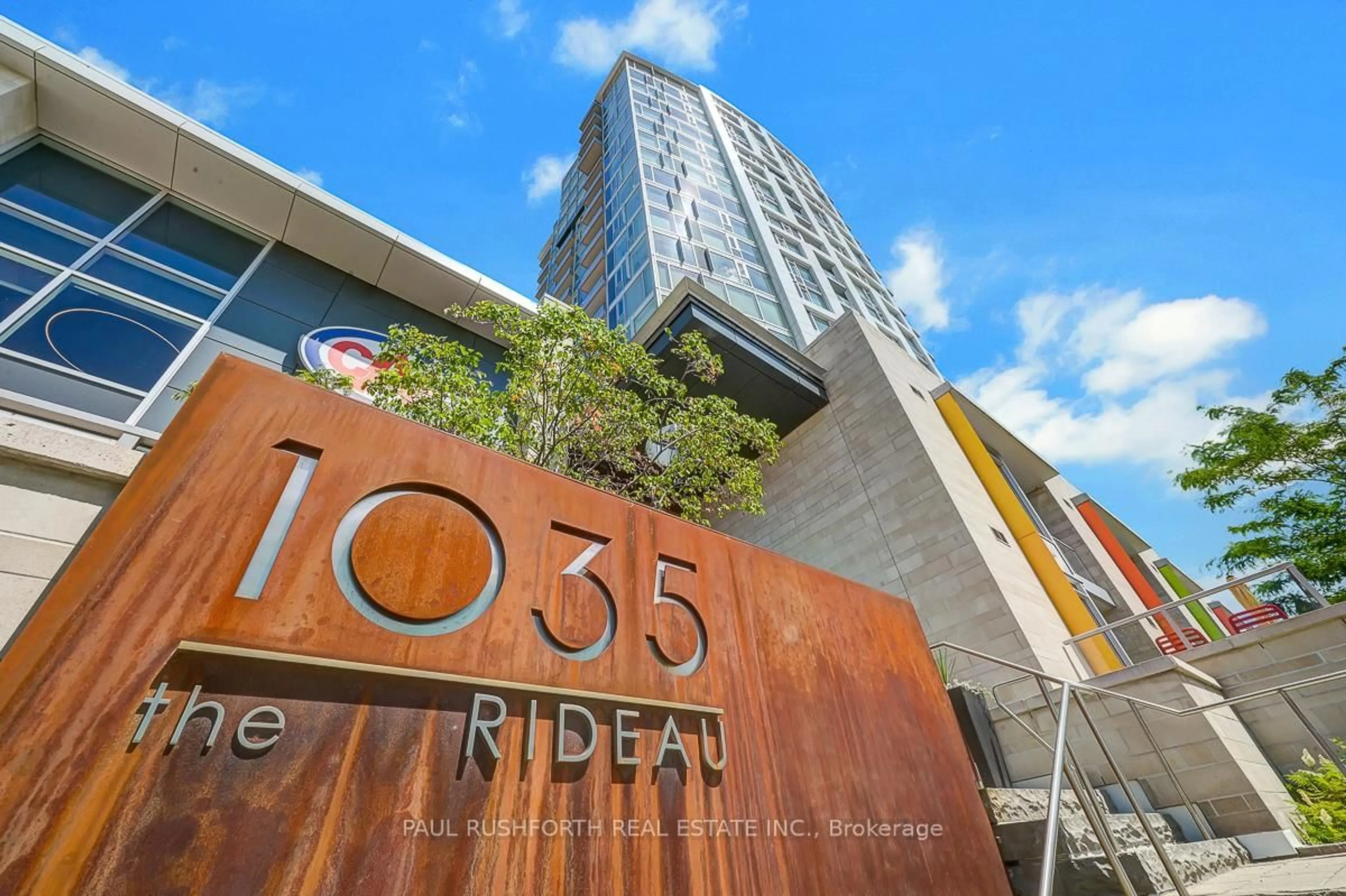 Indoor foyer for 1035 Bank St #104, Ottawa Ontario K1S 5K3