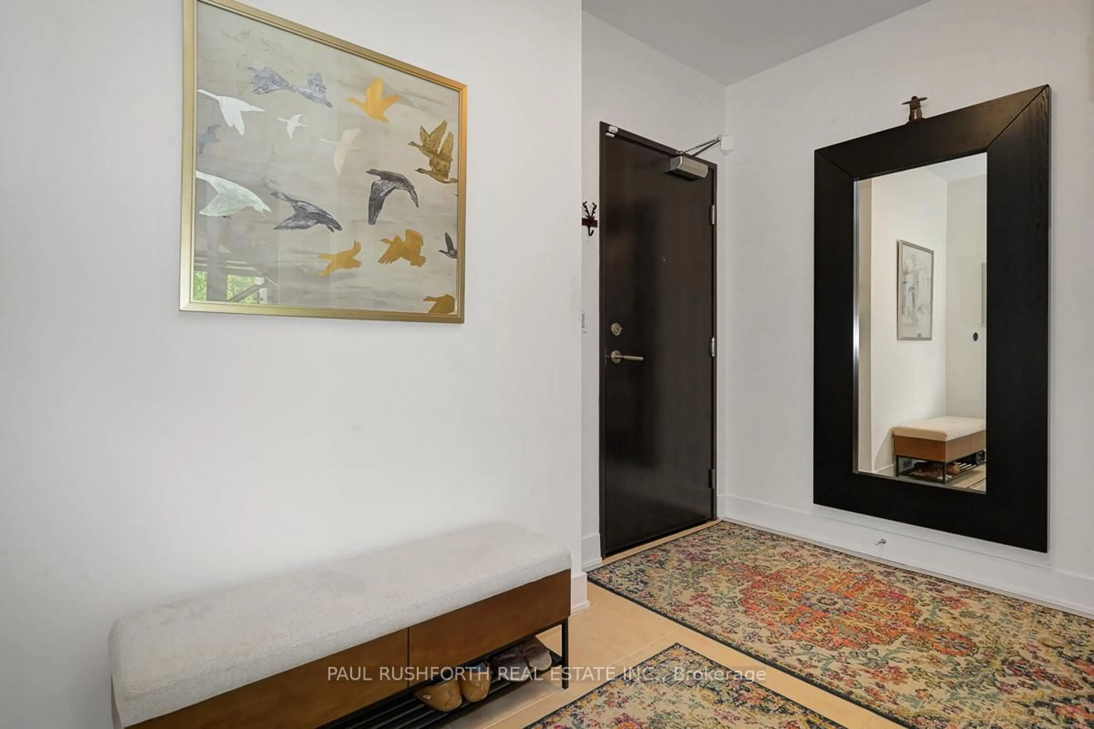 Indoor entryway for 1035 Bank St #104, Ottawa Ontario K1S 5K3