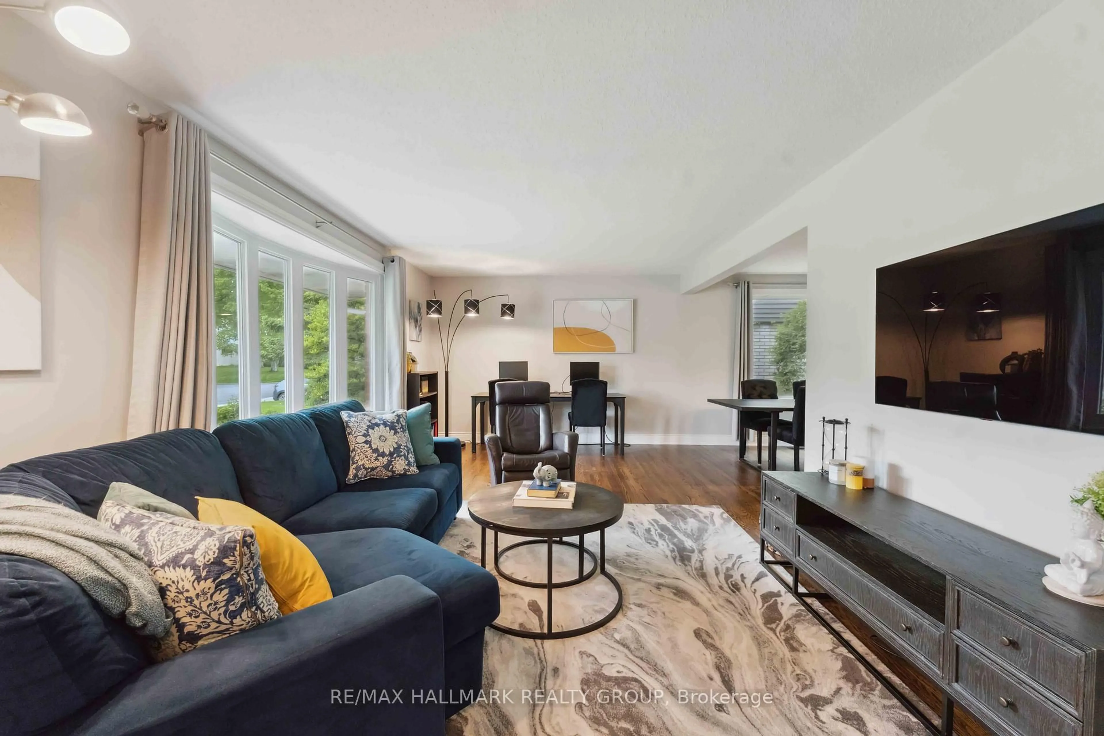 Living room with furniture, unknown for 2103 Delmar Dr, Ottawa Ontario K1H 5P6