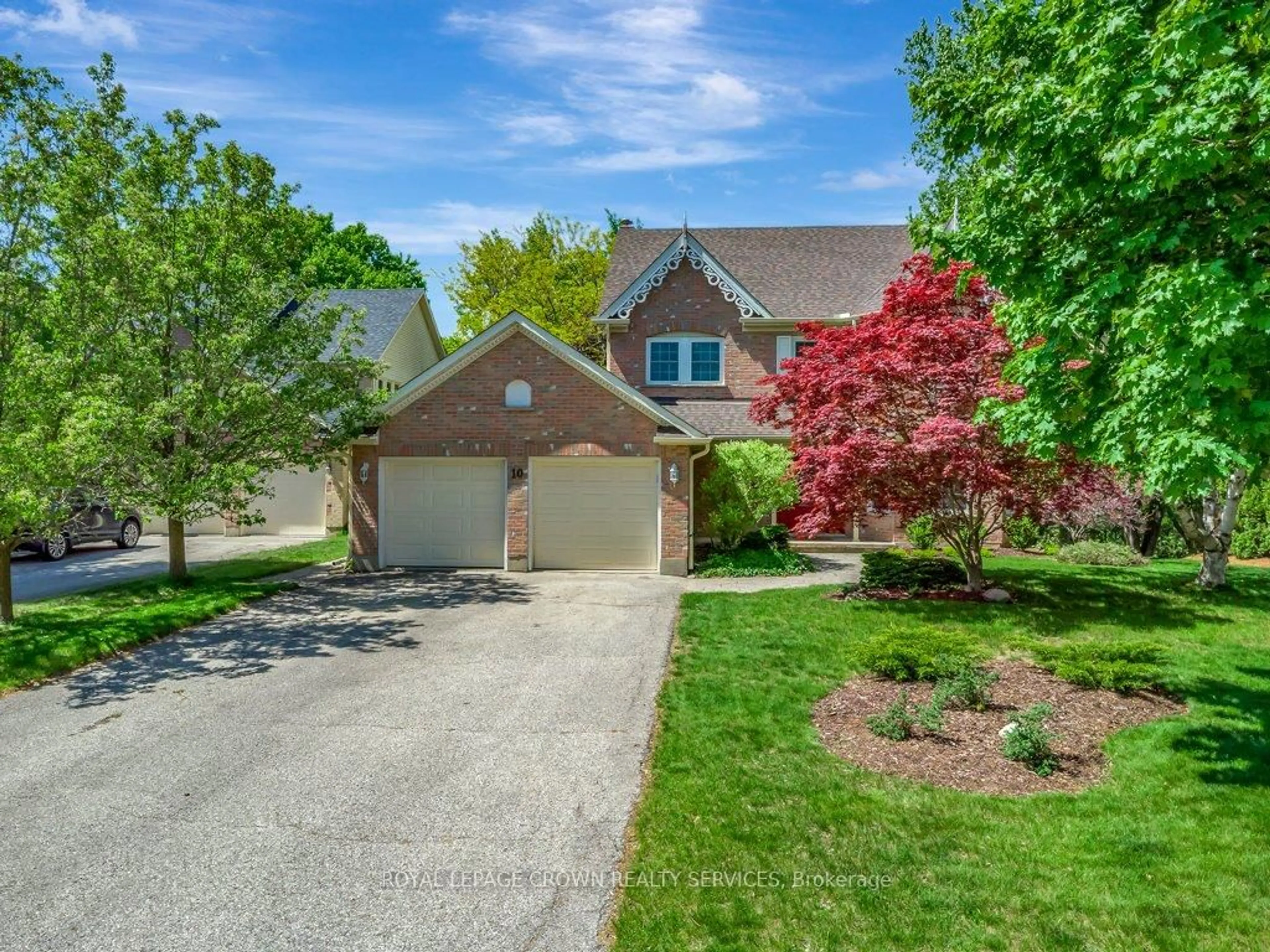 A pic from outside/outdoor area/front of a property/back of a property/a pic from drone, street for 10 Huntingwood Crt, Kitchener Ontario N2P 2A7