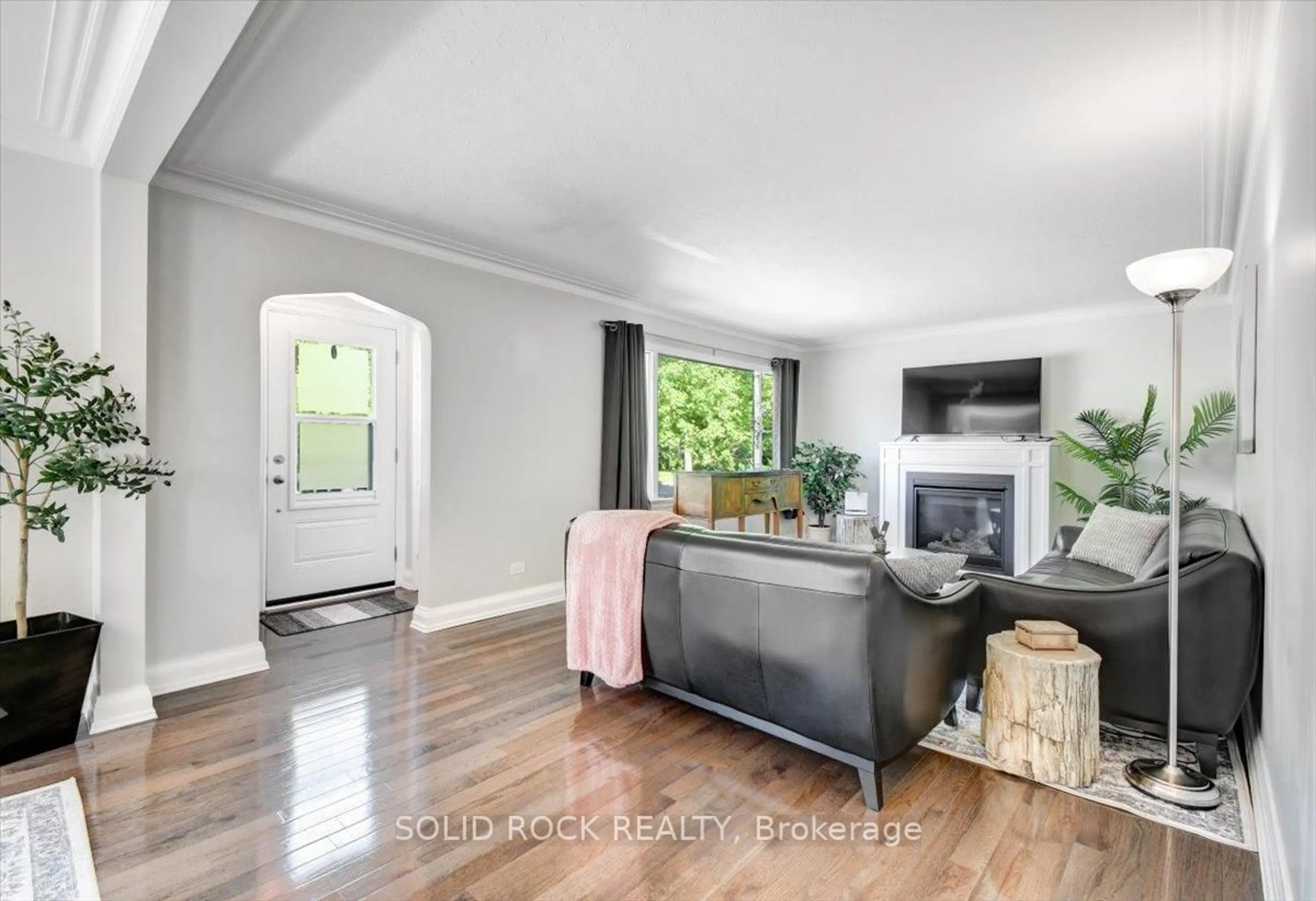 Living room with furniture, unknown for 322 Walton St, Cobourg Ontario K9A 3X2