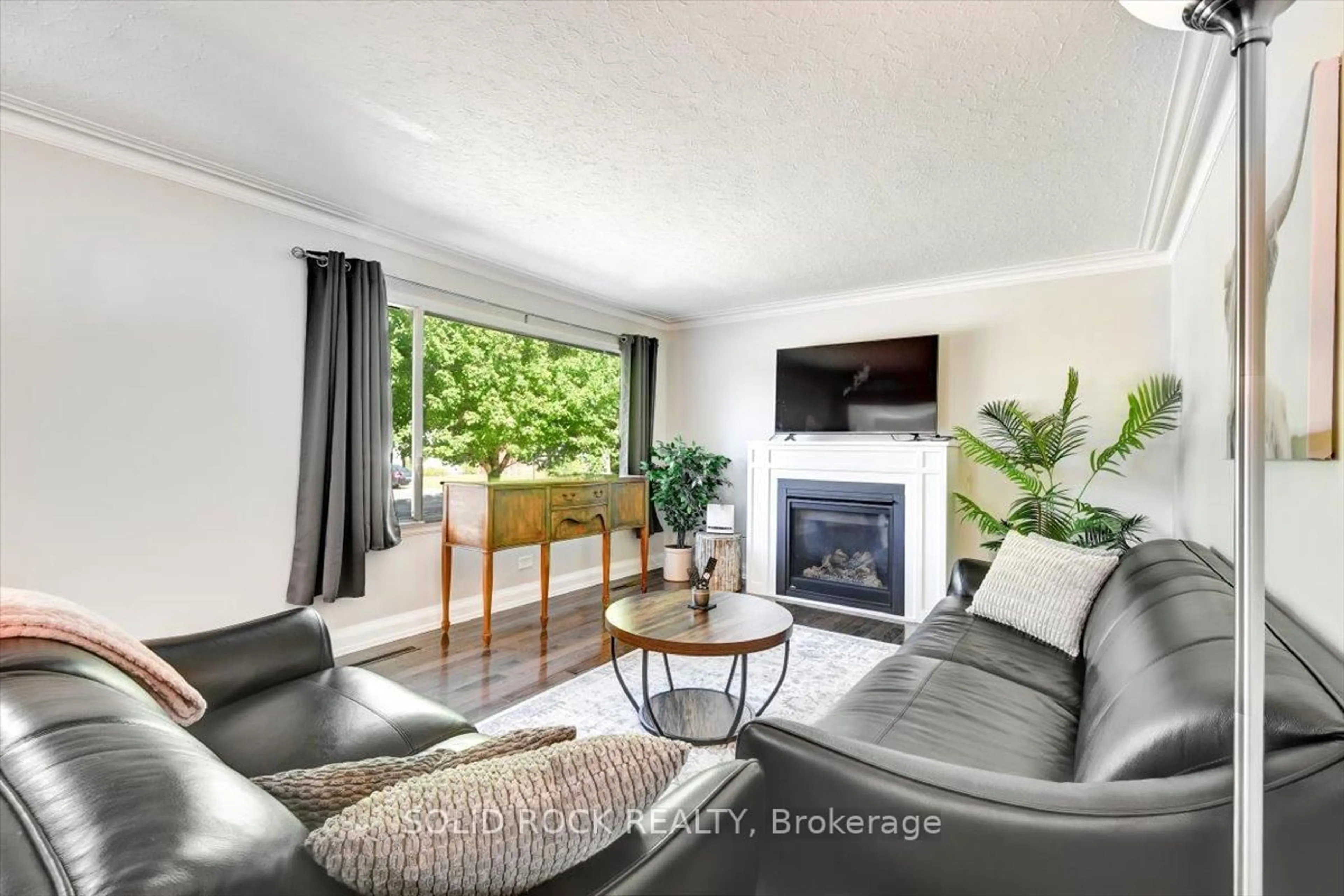 Living room with furniture, unknown for 322 Walton St, Cobourg Ontario K9A 3X2