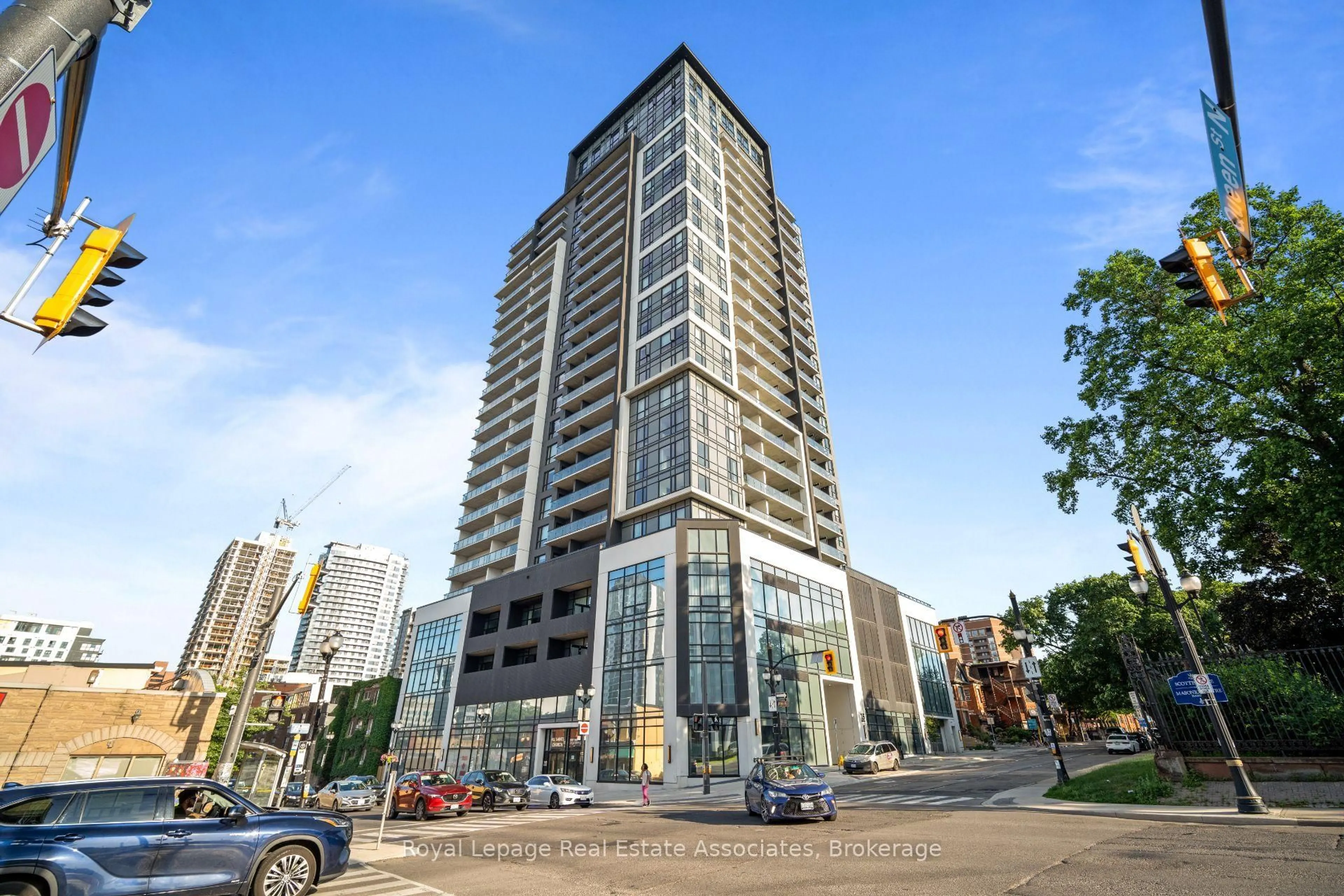 Indoor foyer for 15 Queen St #1214, Hamilton Ontario L8P 0C6