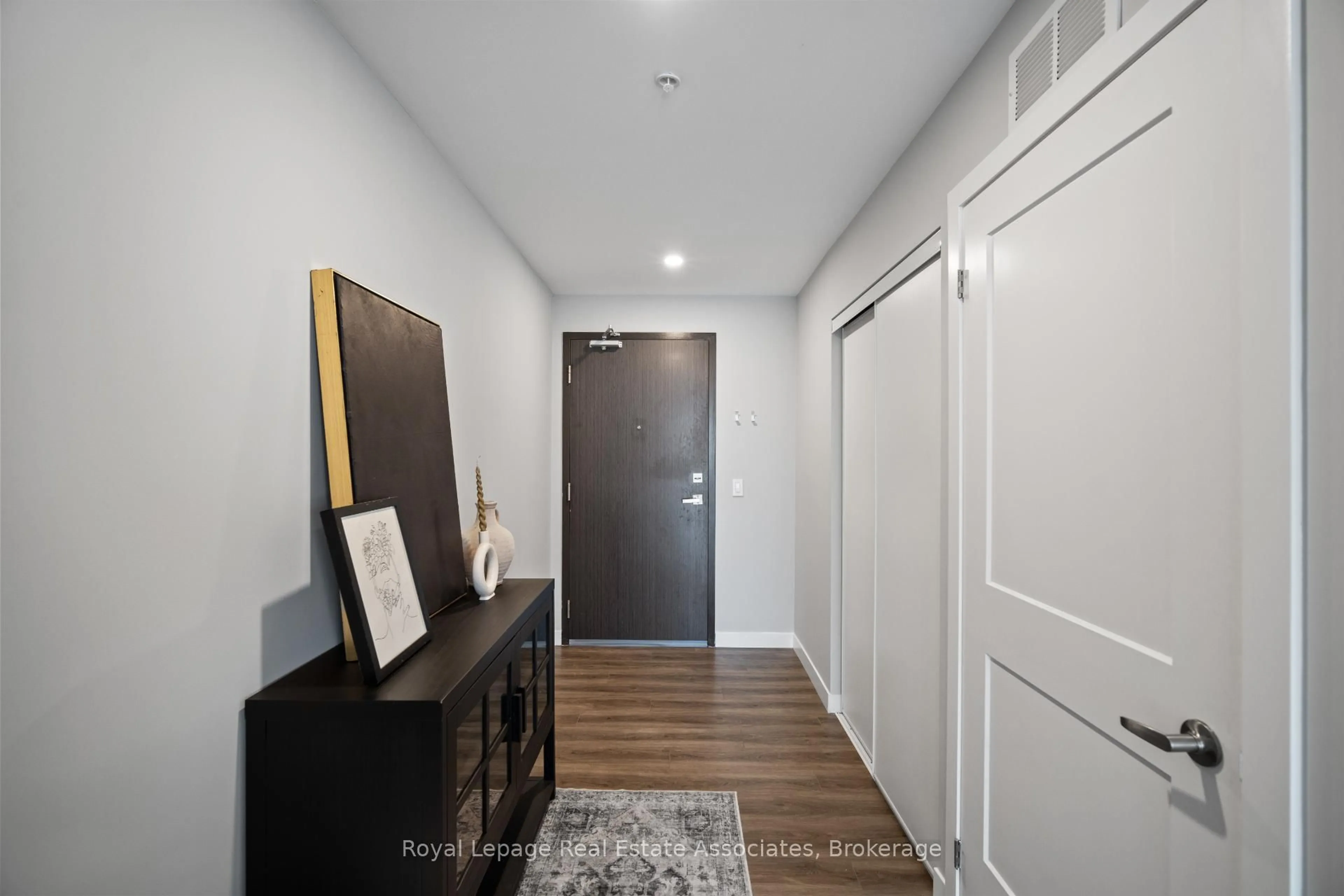 Indoor entryway for 15 Queen St #1214, Hamilton Ontario L8P 0C6