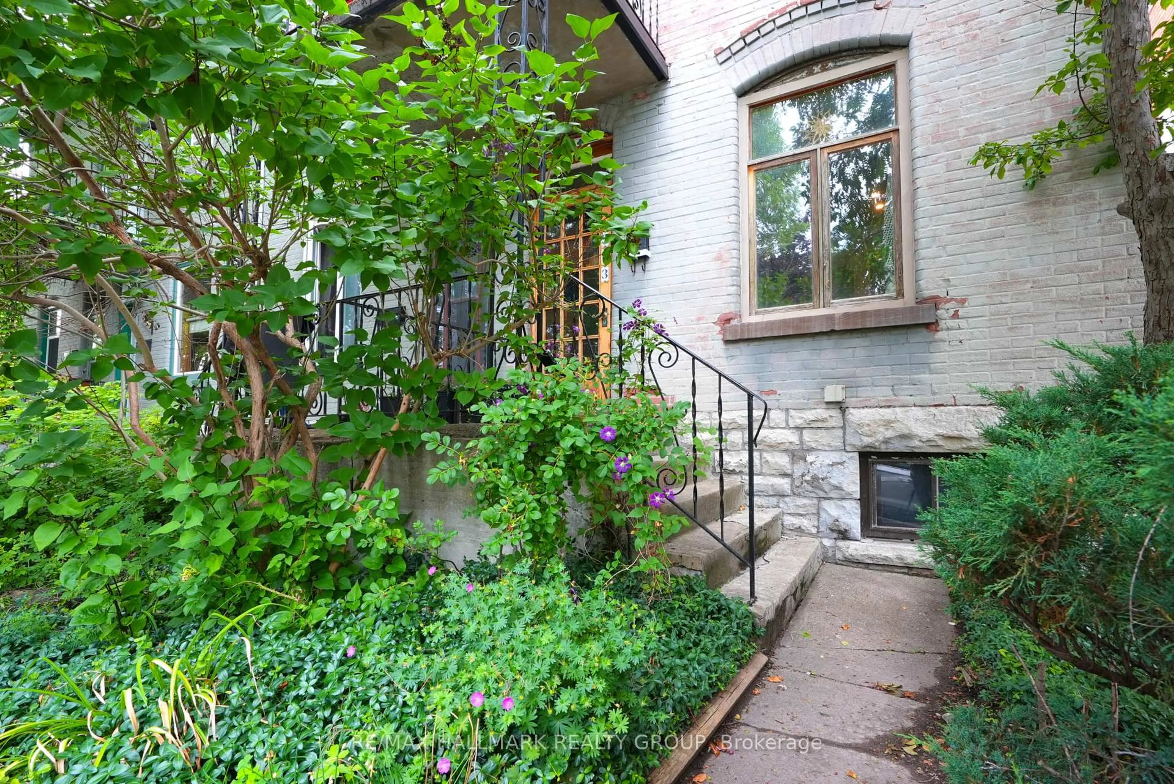 Patio, street for 343 Somerset St, Ottawa Ontario K1N 6W6