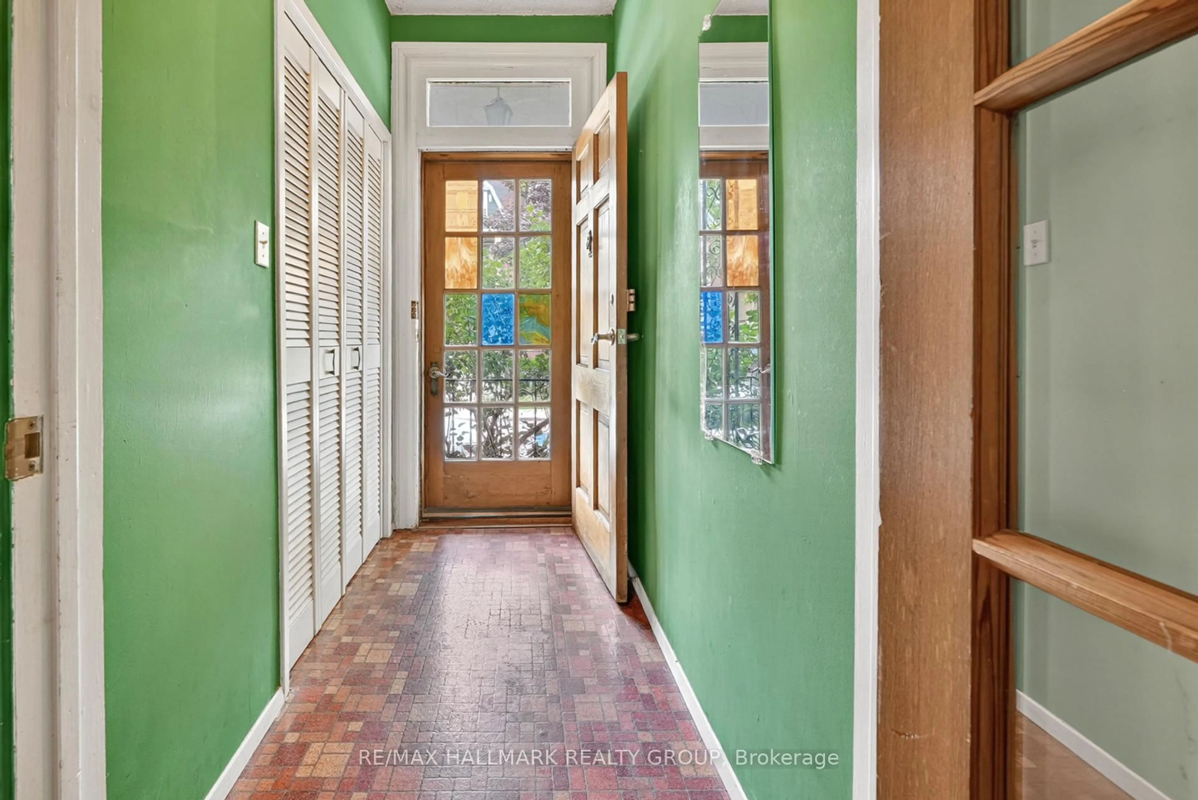 Indoor entryway for 343 Somerset St, Ottawa Ontario K1N 6W6