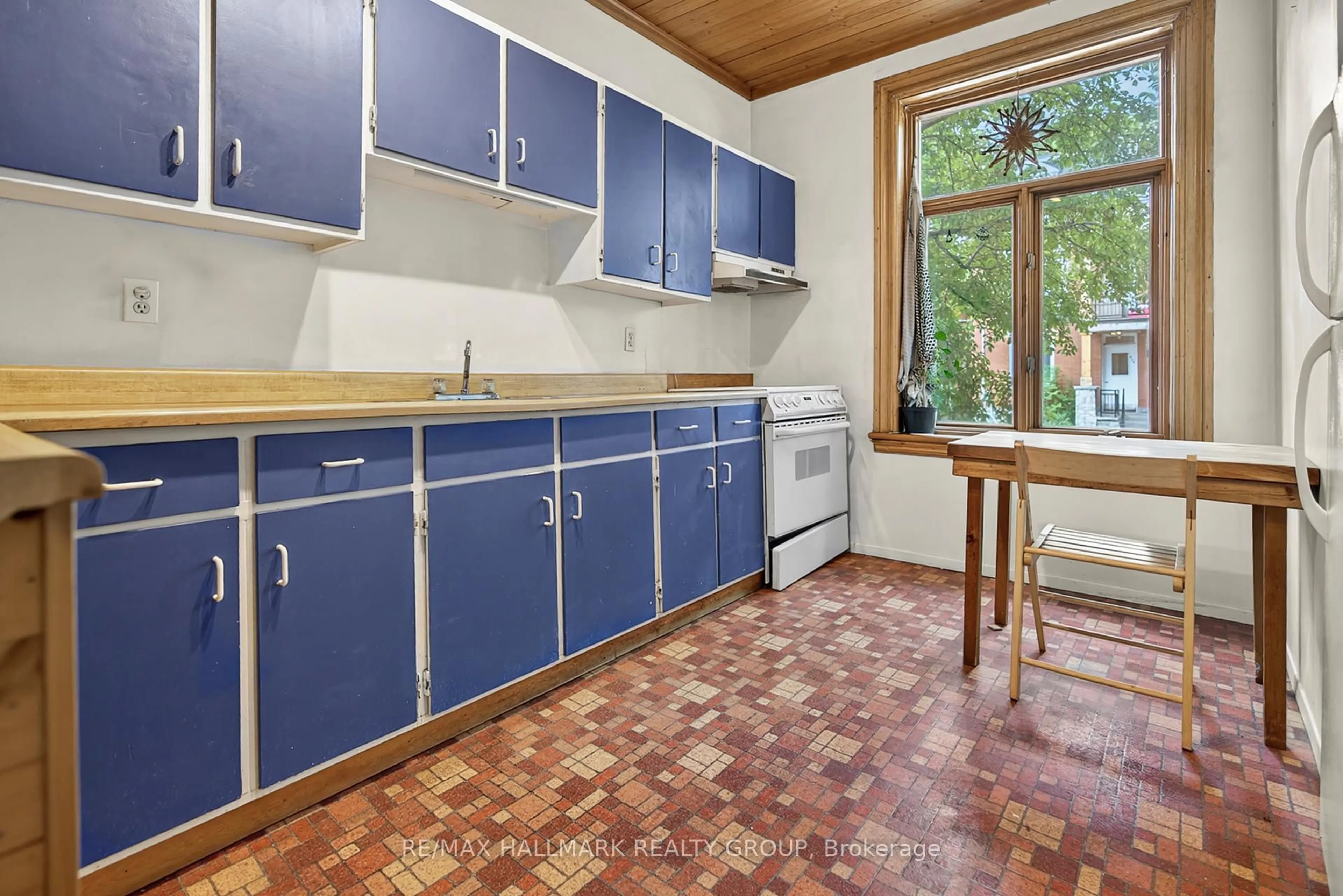 Standard kitchen, unknown for 343 Somerset St, Ottawa Ontario K1N 6W6