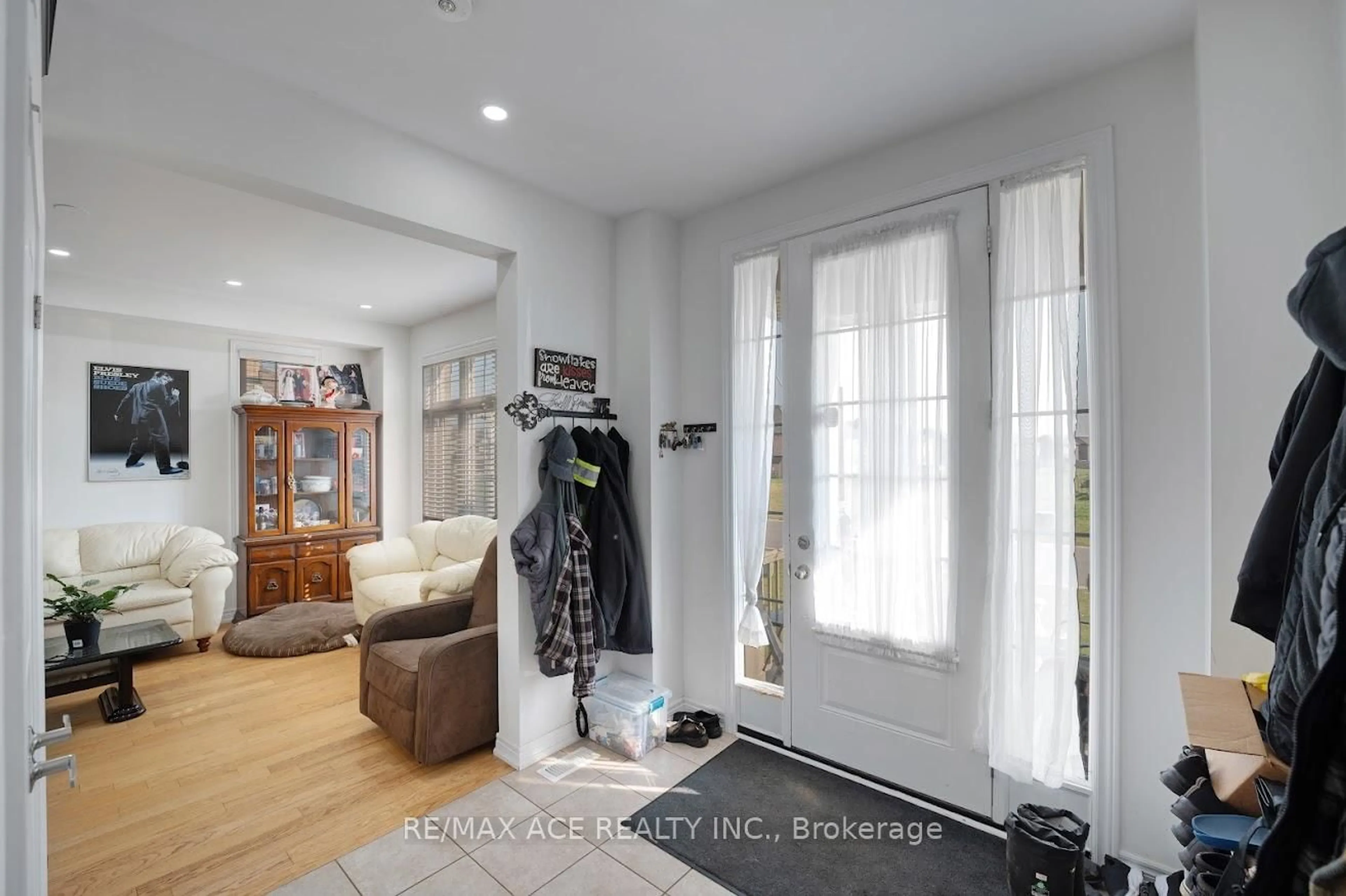 Indoor entryway for 37 Summer Breeze Dr, Brighton Ontario K0K 1H0