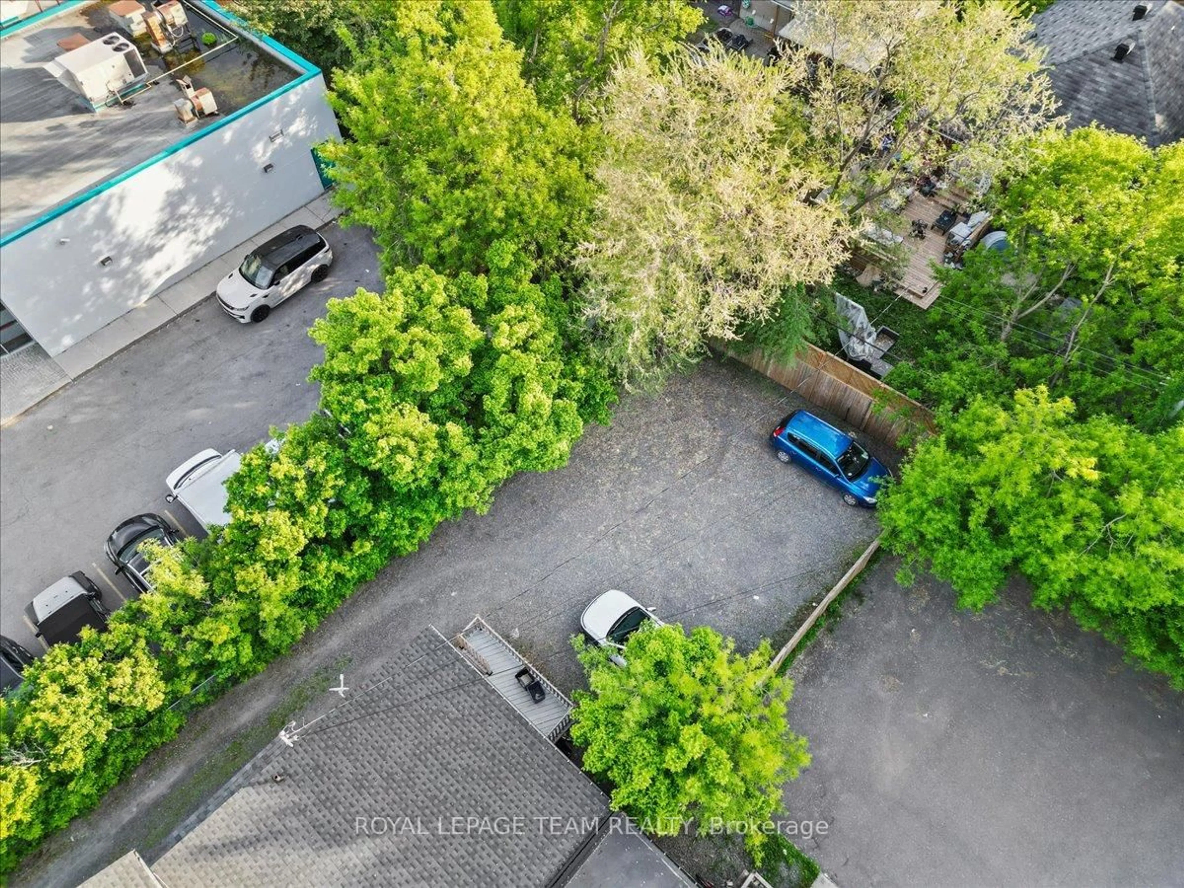 A pic from outside/outdoor area/front of a property/back of a property/a pic from drone, street for 1008 ST. LAURENT Blvd, Ottawa Ontario K1K 3B4
