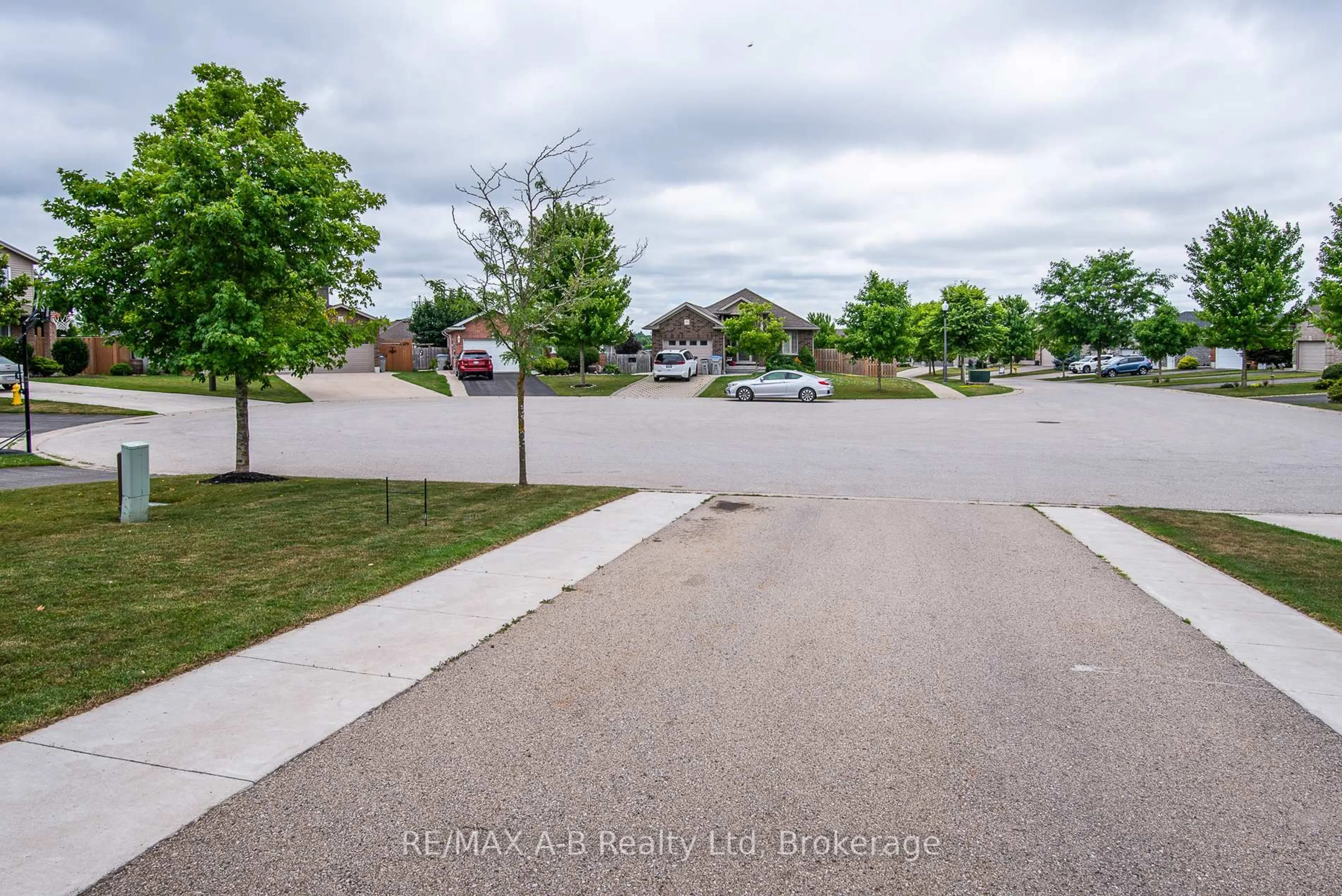 A pic from outside/outdoor area/front of a property/back of a property/a pic from drone, street for 58 HOMEFIELD Crt, St. Marys Ontario N4X 0A4