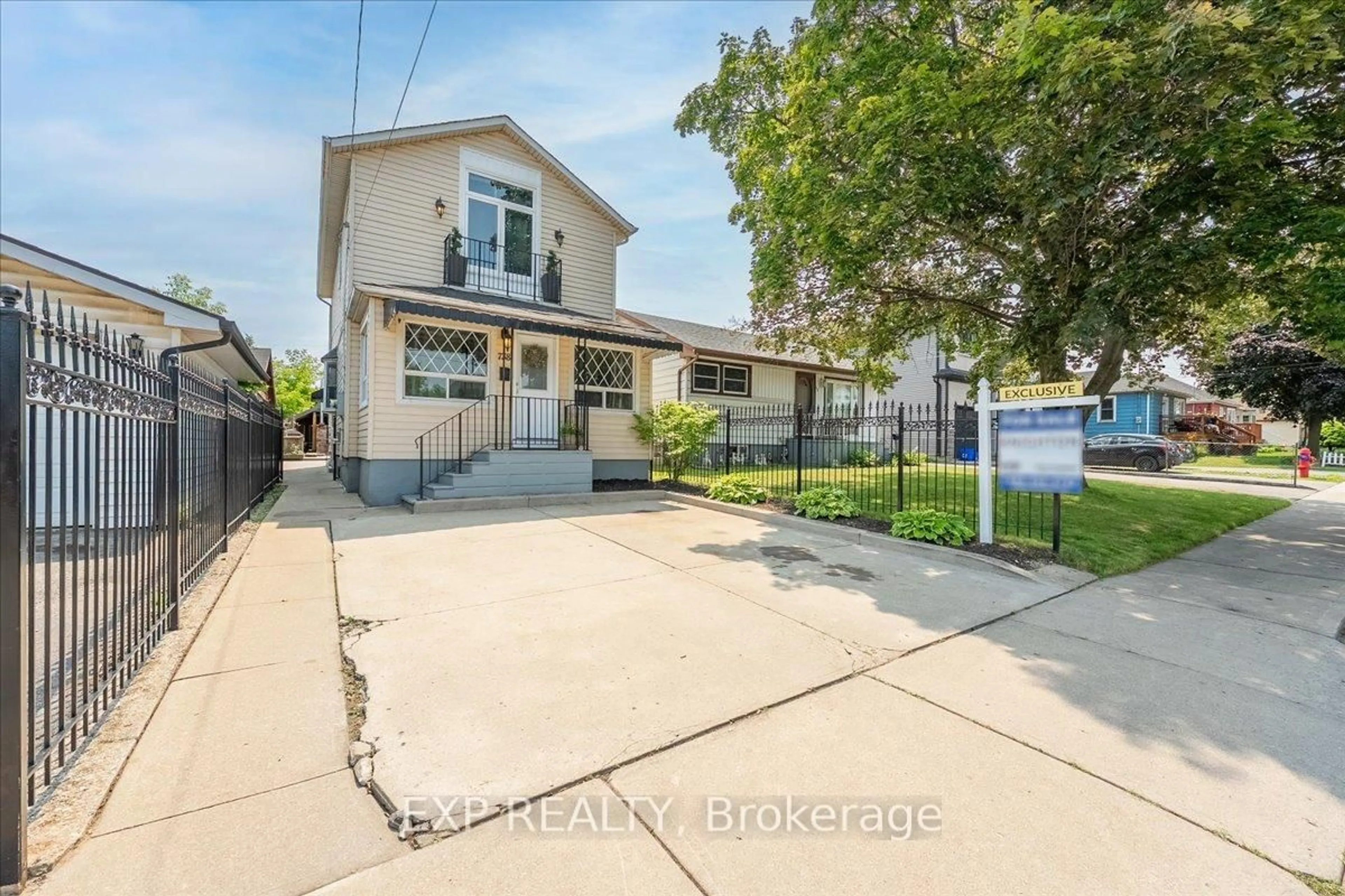 A pic from outside/outdoor area/front of a property/back of a property/a pic from drone, street for 738 Knox Ave, Hamilton Ontario L8H 6K6