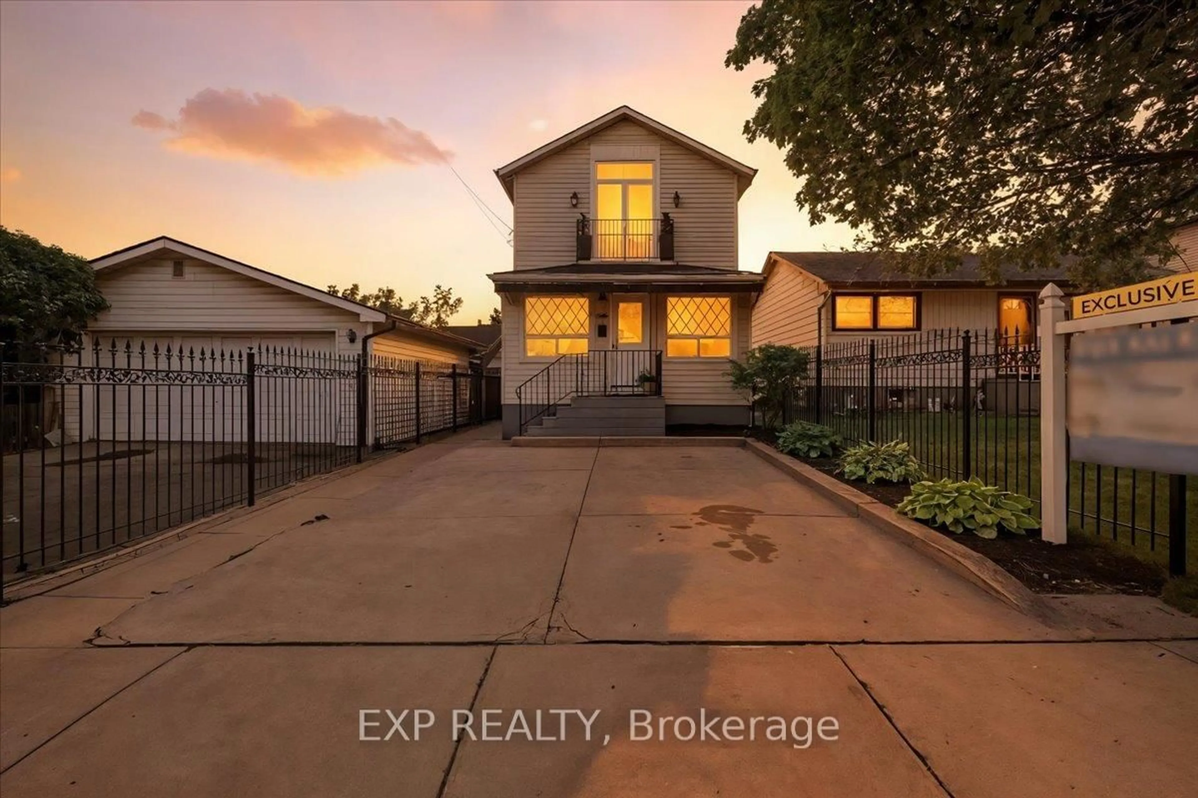 A pic from outside/outdoor area/front of a property/back of a property/a pic from drone, street for 738 Knox Ave, Hamilton Ontario L8H 6K6