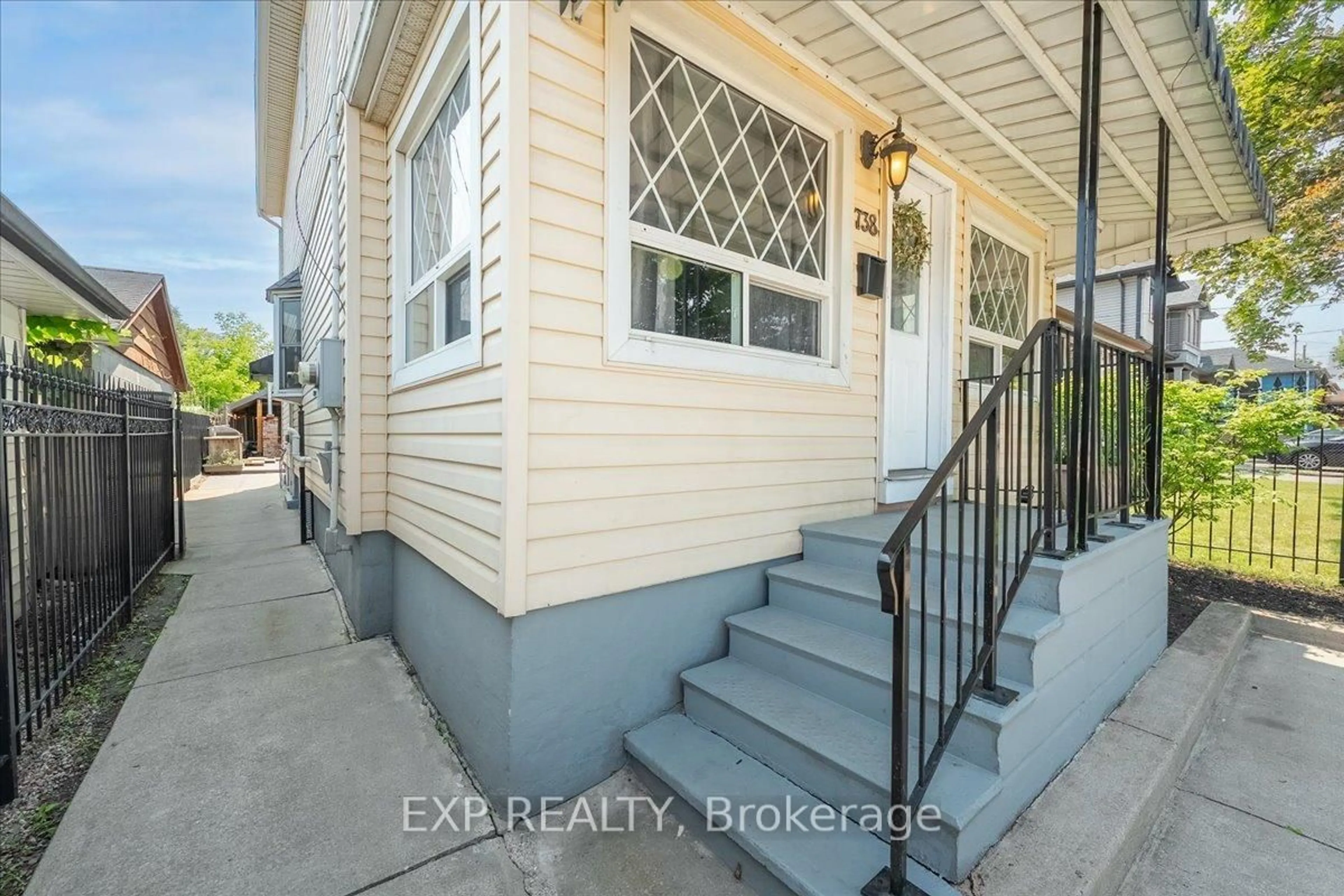 Indoor entryway for 738 Knox Ave, Hamilton Ontario L8H 6K6