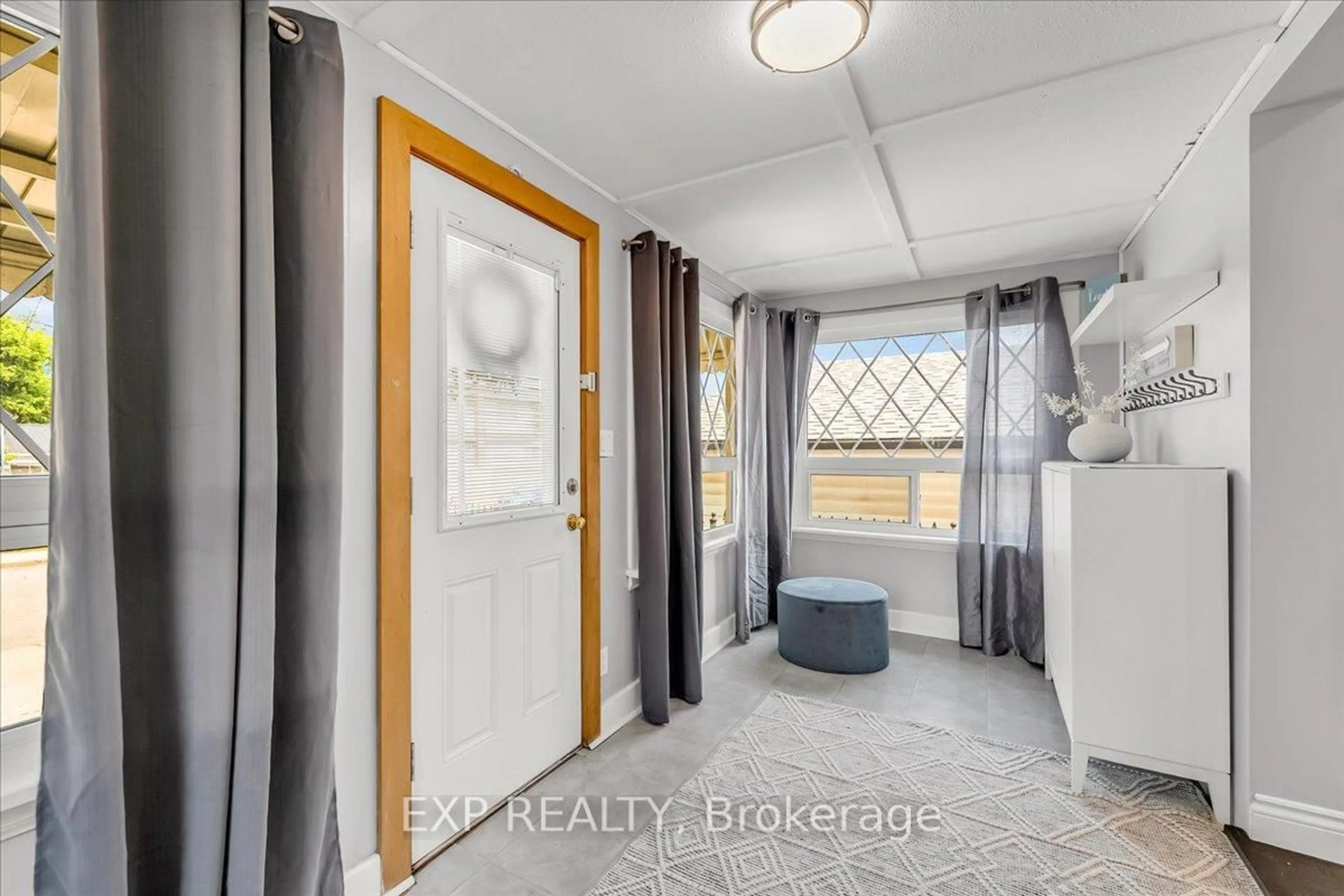 Indoor entryway for 738 Knox Ave, Hamilton Ontario L8H 6K6