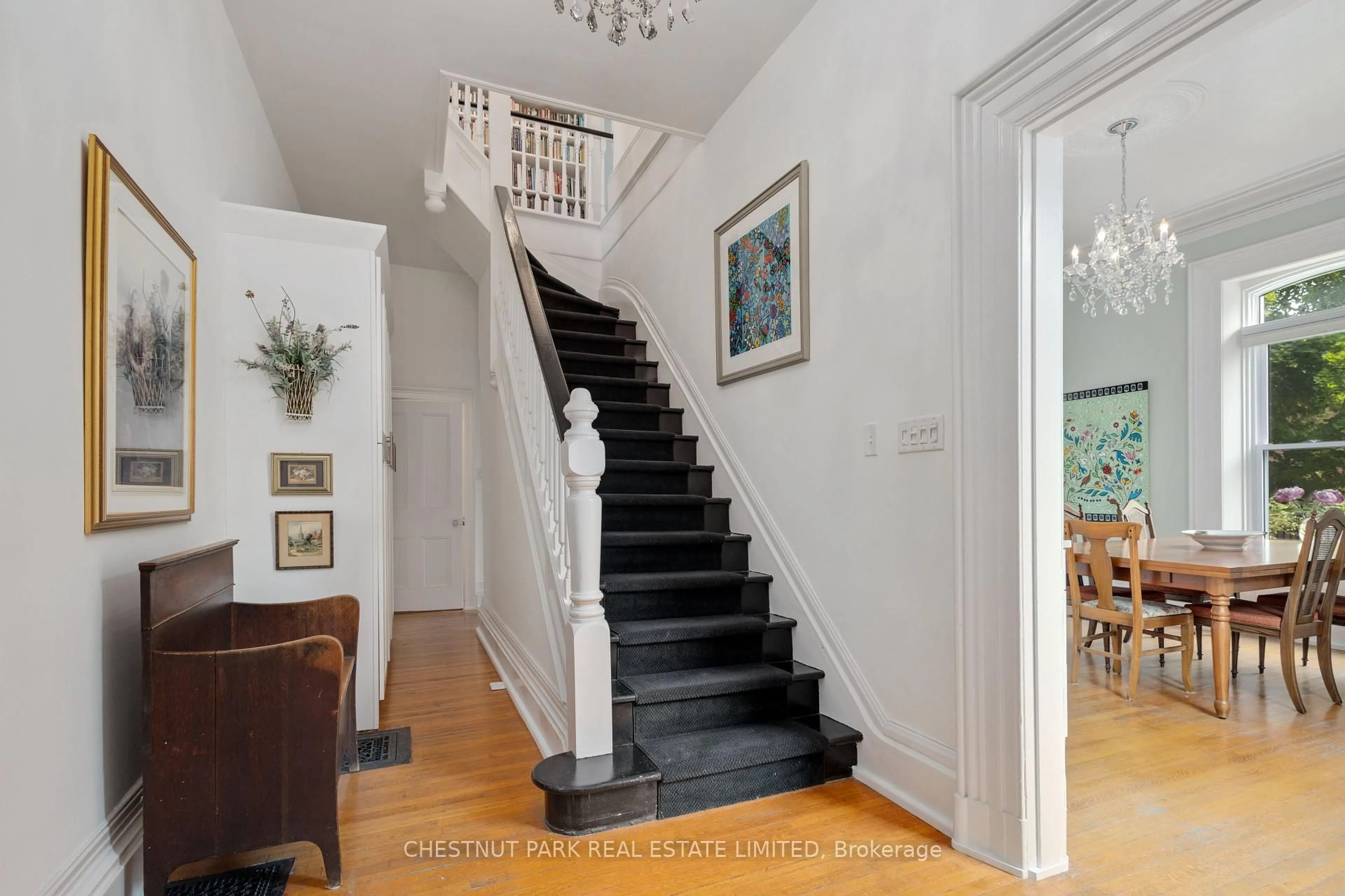 Indoor foyer for 219 Charles St, Belleville Ontario K8N 3M3