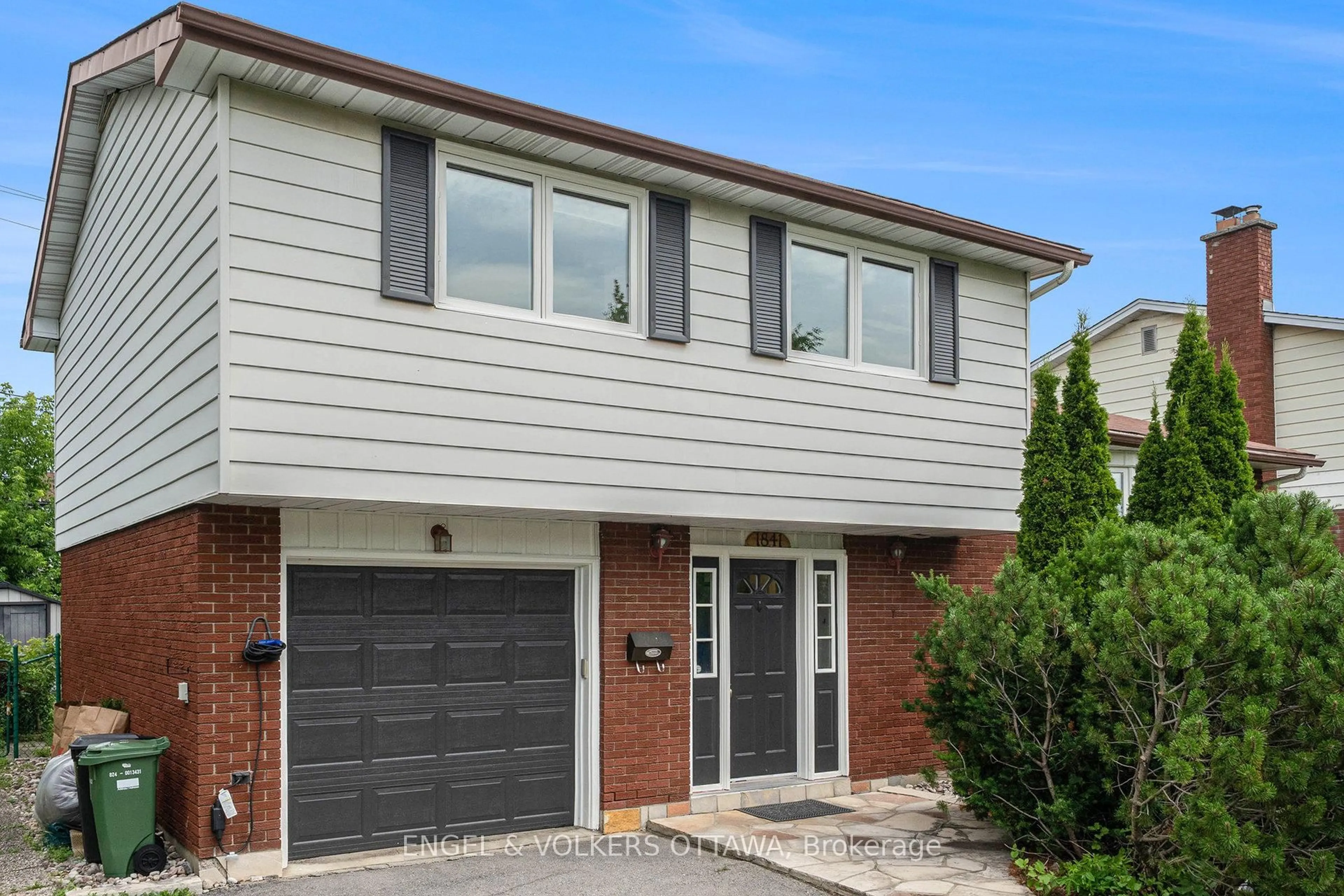 Home with brick exterior material, street for 1841 Lorraine Ave, Ottawa Ontario K1H 6Z7