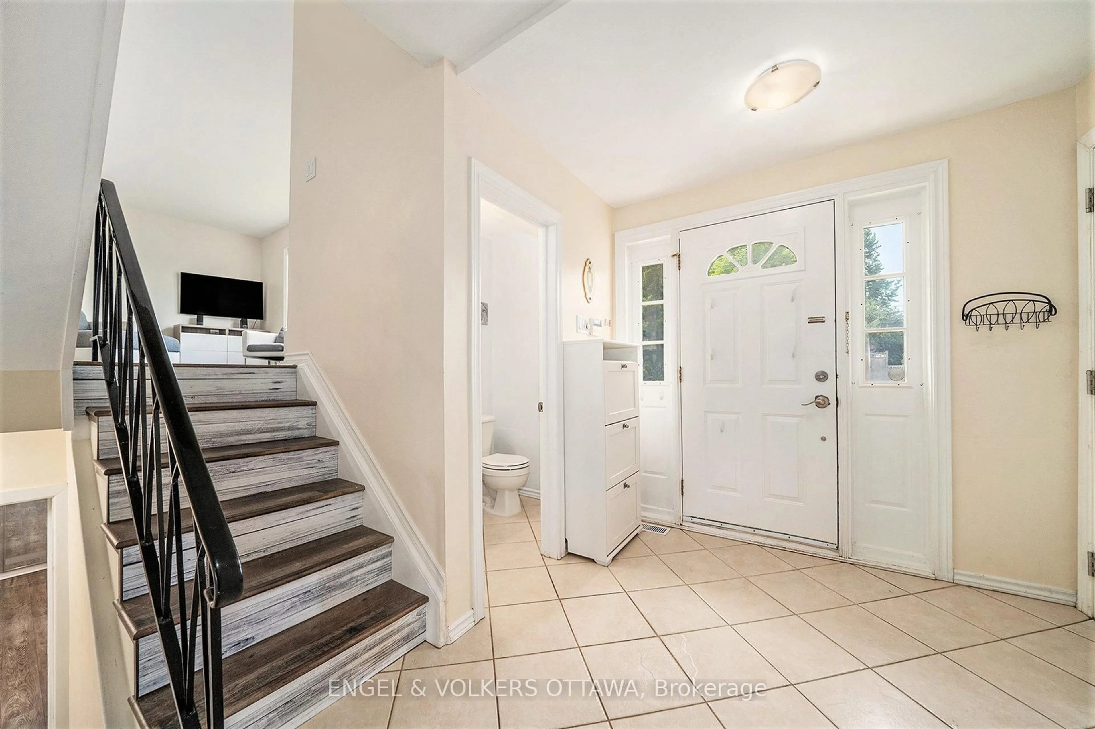 Indoor entryway for 1841 Lorraine Ave, Ottawa Ontario K1H 6Z7
