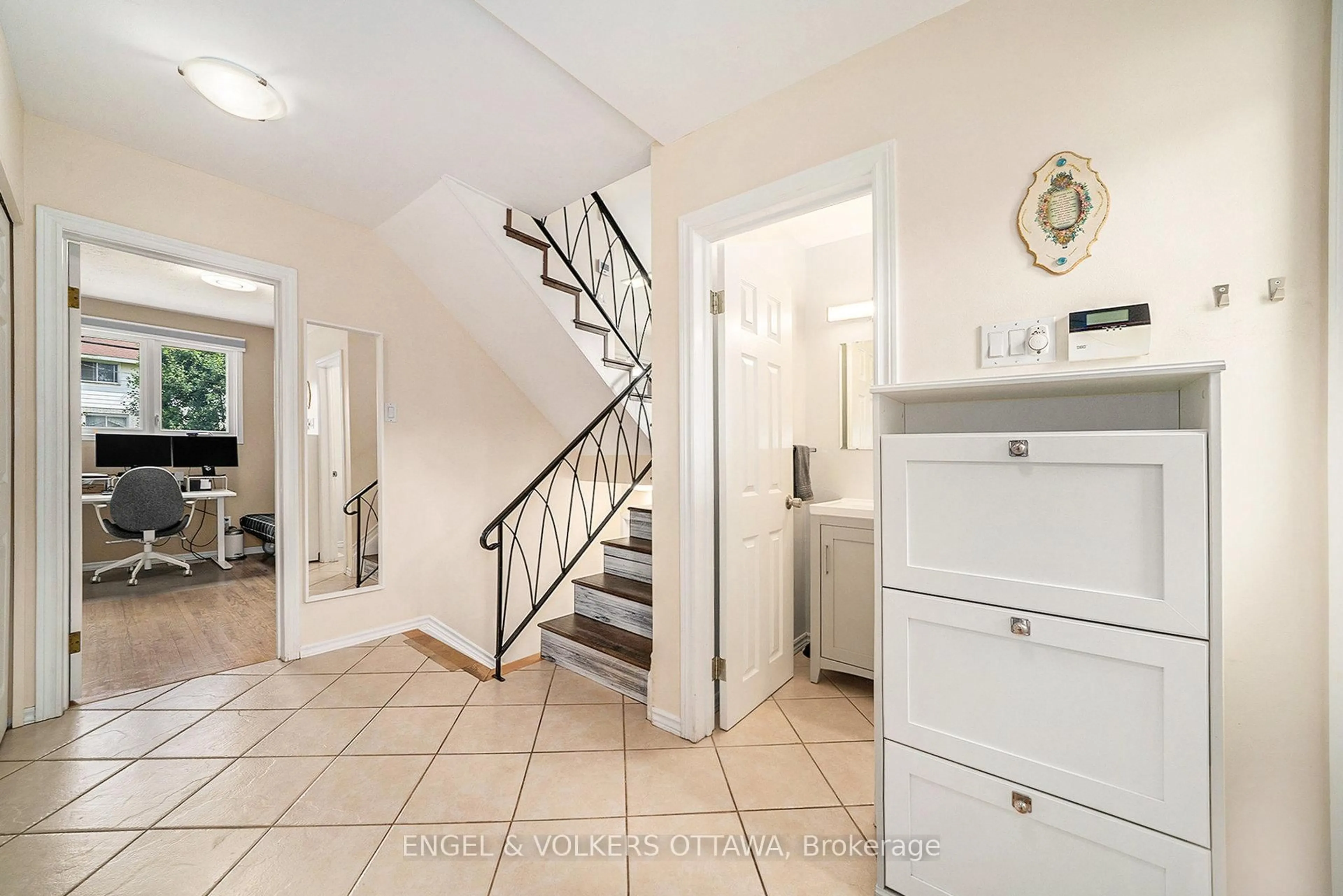 Indoor entryway for 1841 Lorraine Ave, Ottawa Ontario K1H 6Z7