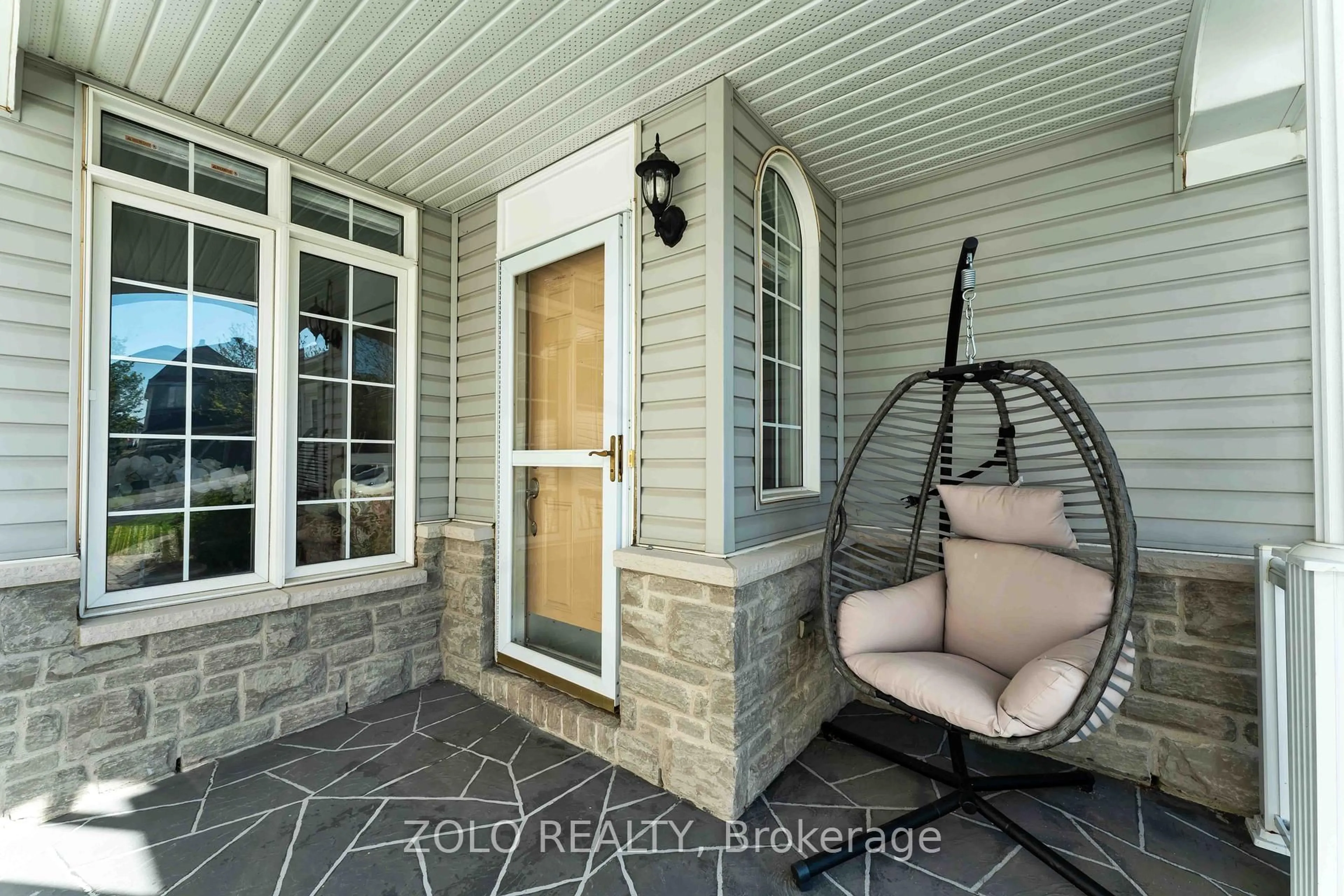 Indoor entryway for 2421 Glandriel Cres, Orleans Ontario K4A 4T2