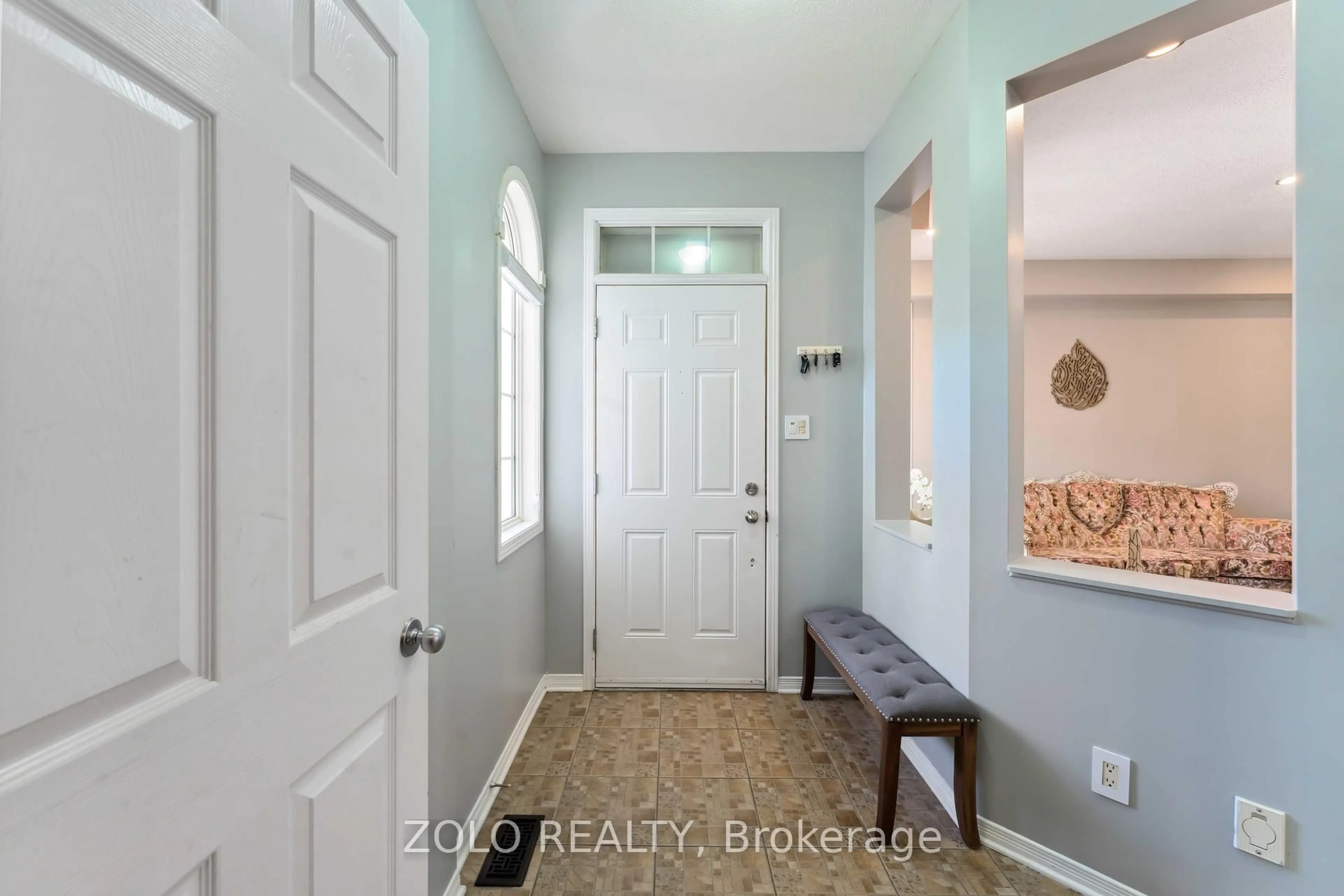 Indoor entryway for 2421 Glandriel Cres, Orleans Ontario K4A 4T2