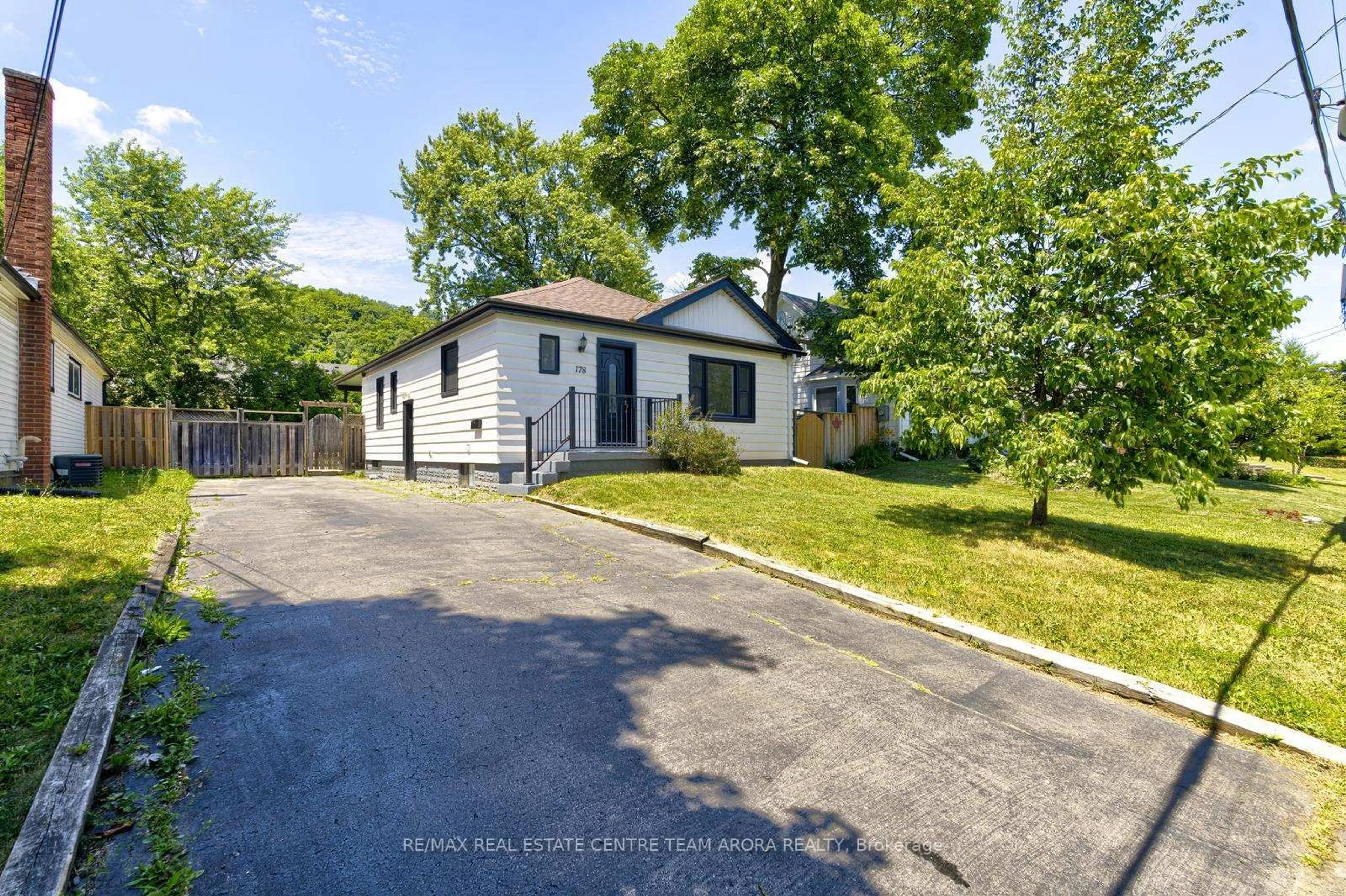 A pic from outside/outdoor area/front of a property/back of a property/a pic from drone, street for 178 Cloverdale Ave, Hamilton Ontario L8K 4M3