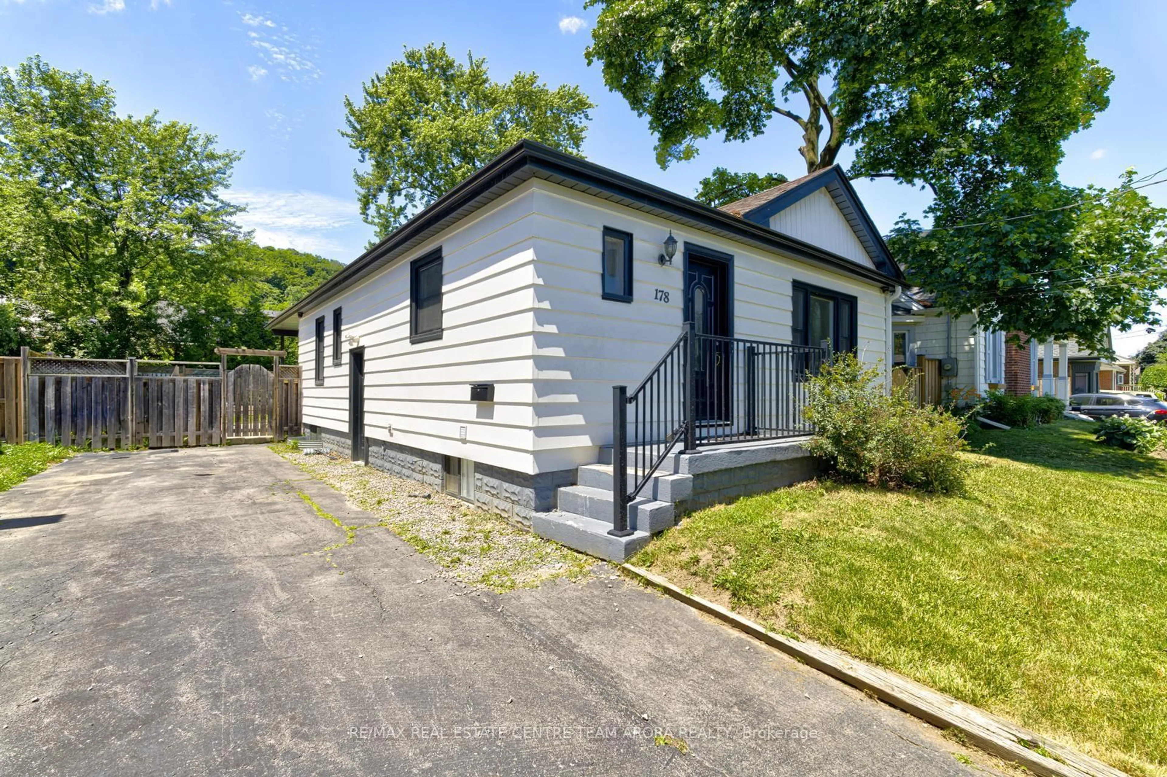 Home with vinyl exterior material, street for 178 Cloverdale Ave, Hamilton Ontario L8K 4M3