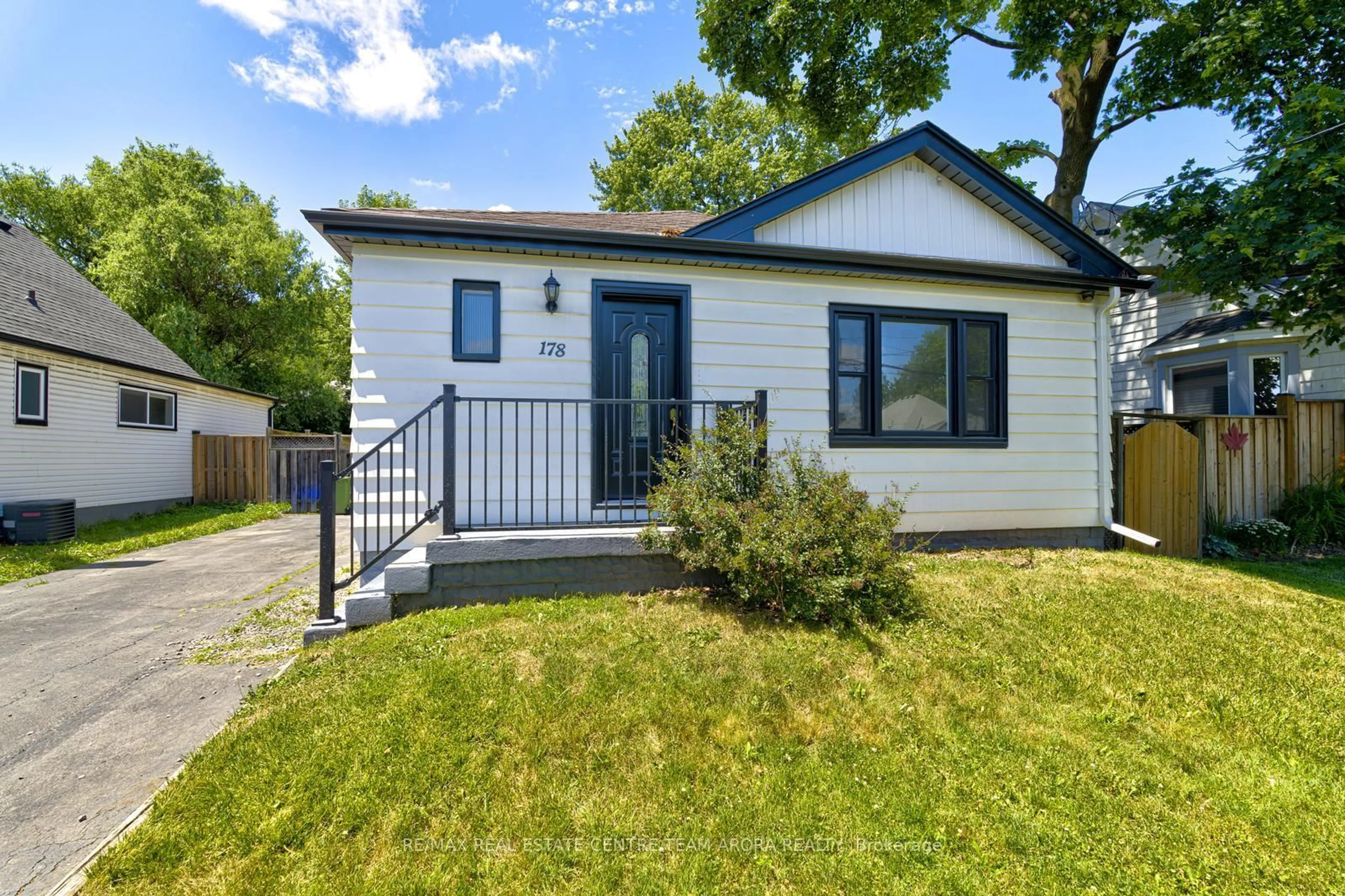 Home with vinyl exterior material, street for 178 Cloverdale Ave, Hamilton Ontario L8K 4M3
