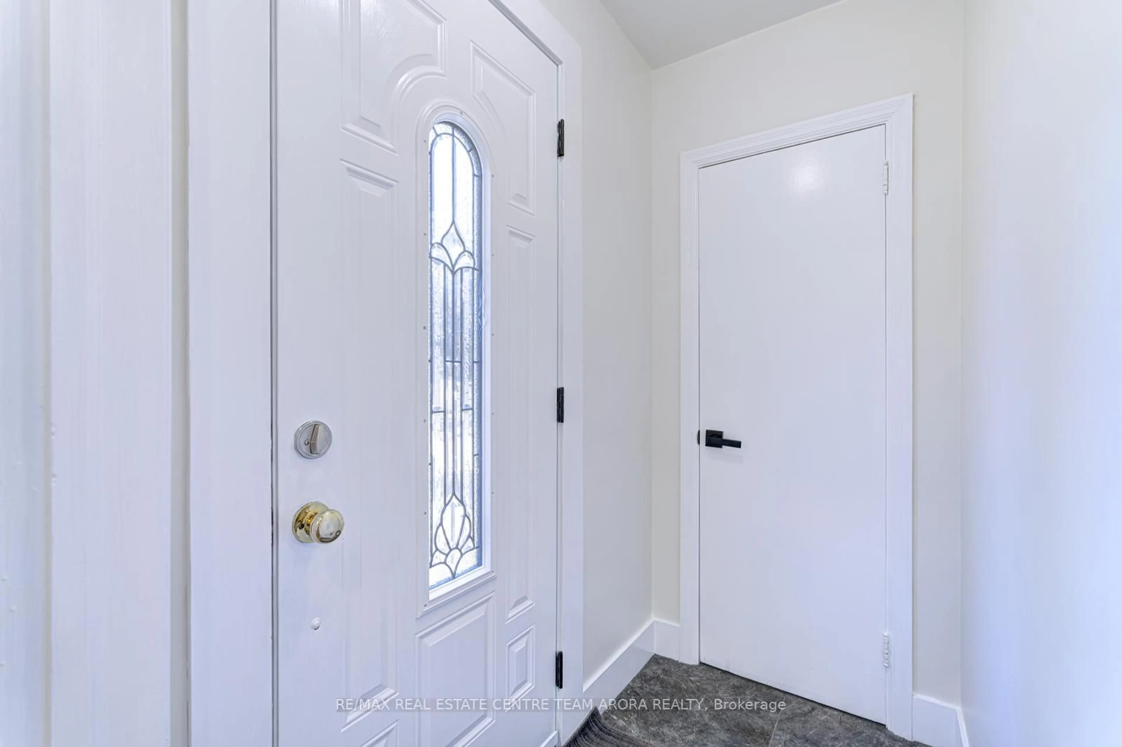 Indoor entryway for 178 Cloverdale Ave, Hamilton Ontario L8K 4M3