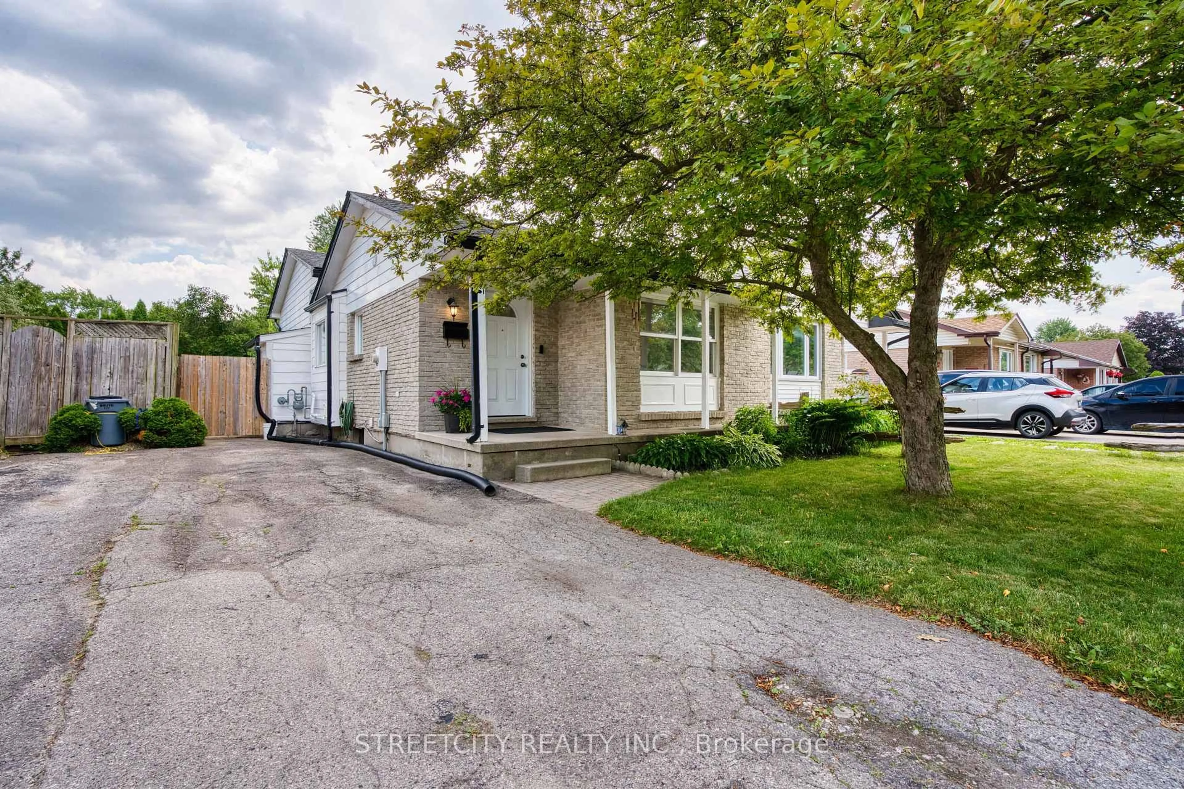 A pic from outside/outdoor area/front of a property/back of a property/a pic from drone, street for 831 Jalna Blvd, London South Ontario N6E 2S2